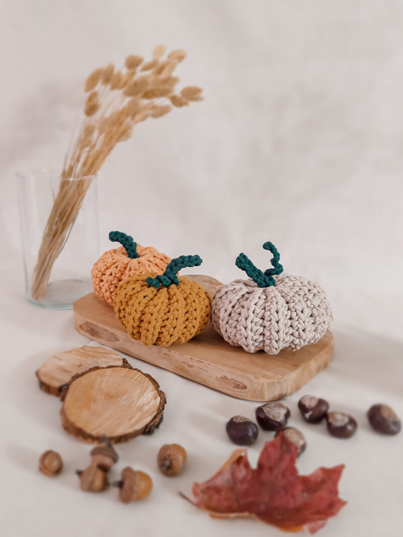 dynie na szydełku ze sznurka, jesienne dekoracje