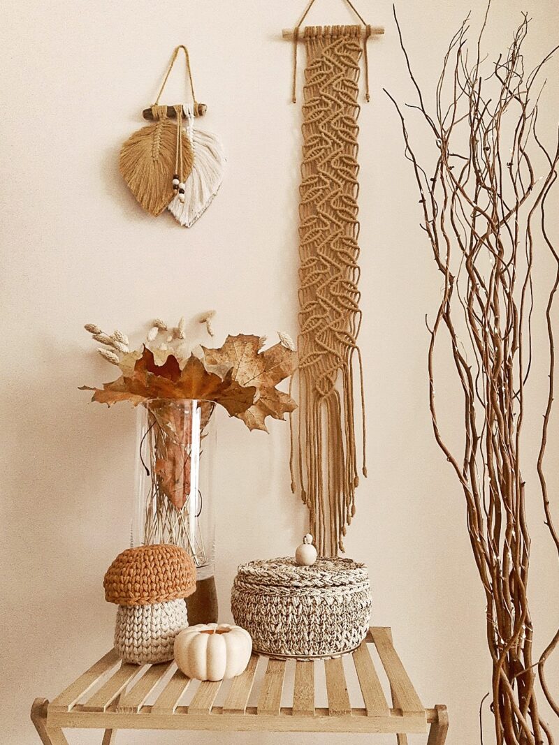 Makrama drzewo, makrama liście, makrama do pokoju dziecka, makrama jesienna w kolorze musztardowym, jesienny wystrój wnętrz, pokój jesieniary, skandynawskie wnętrze