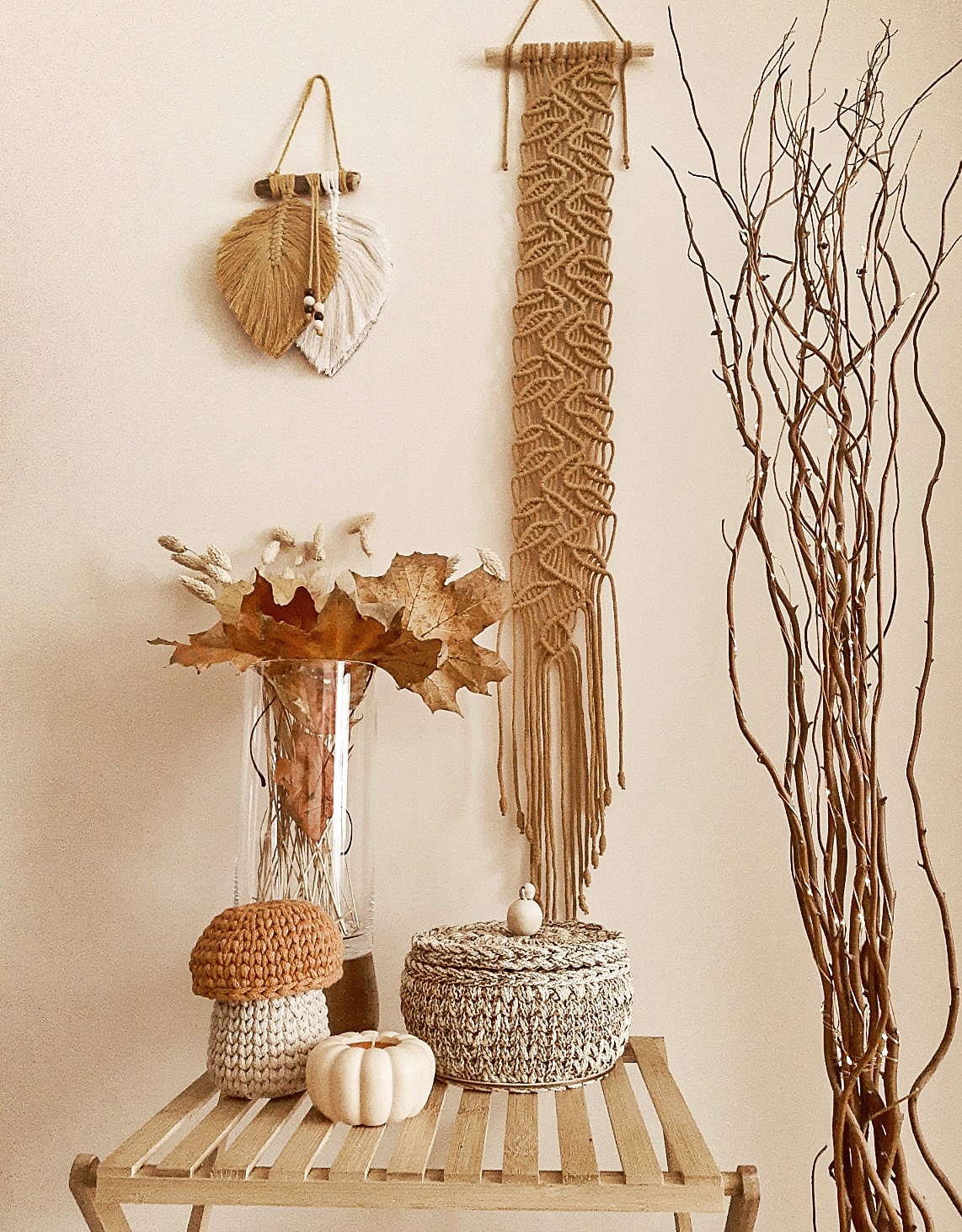 Makrama drzewo, makrama liście, makrama do pokoju dziecka, makrama jesienna w kolorze musztardowym, jesienny wystrój wnętrz, pokój jesieniary, skandynawskie wnętrze