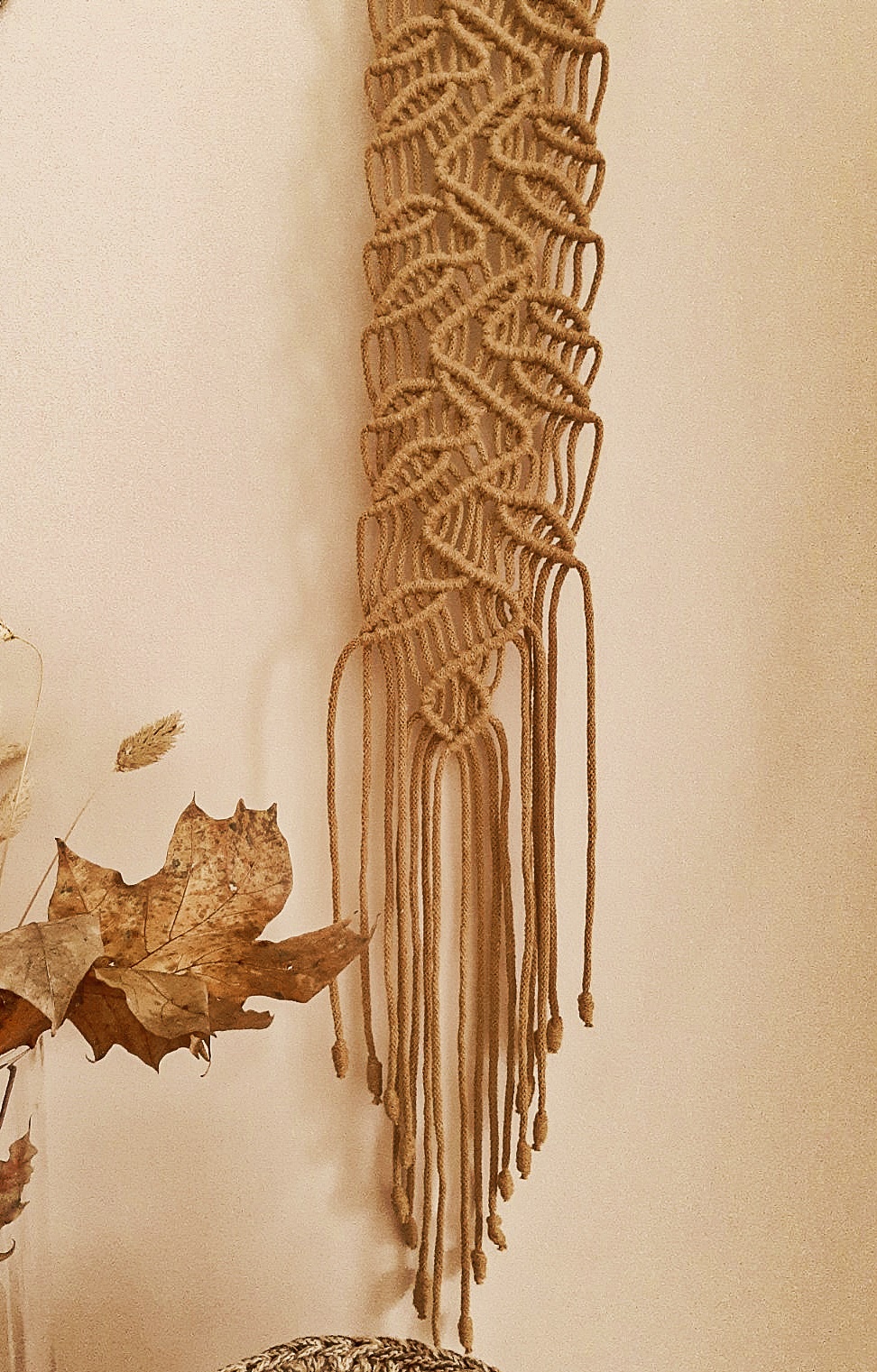 Makrama drzewo, makrama liście, makrama do pokoju dziecka, makrama jesienna w kolorze musztardowym, jesienny wystrój wnętrz, pokój jesieniary, skandynawskie wnętrze