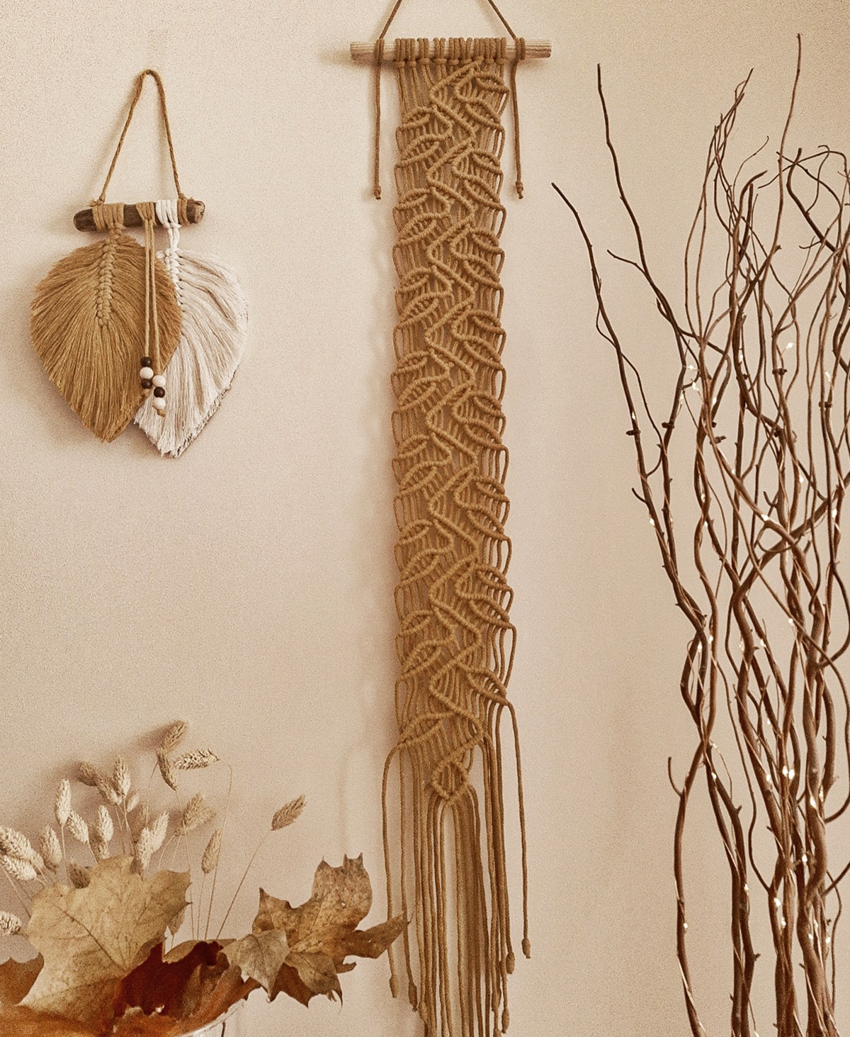 Makrama drzewo, makrama liście, makrama do pokoju dziecka, makrama jesienna w kolorze musztardowym, jesienny wystrój wnętrz, pokój jesieniary, skandynawskie wnętrze