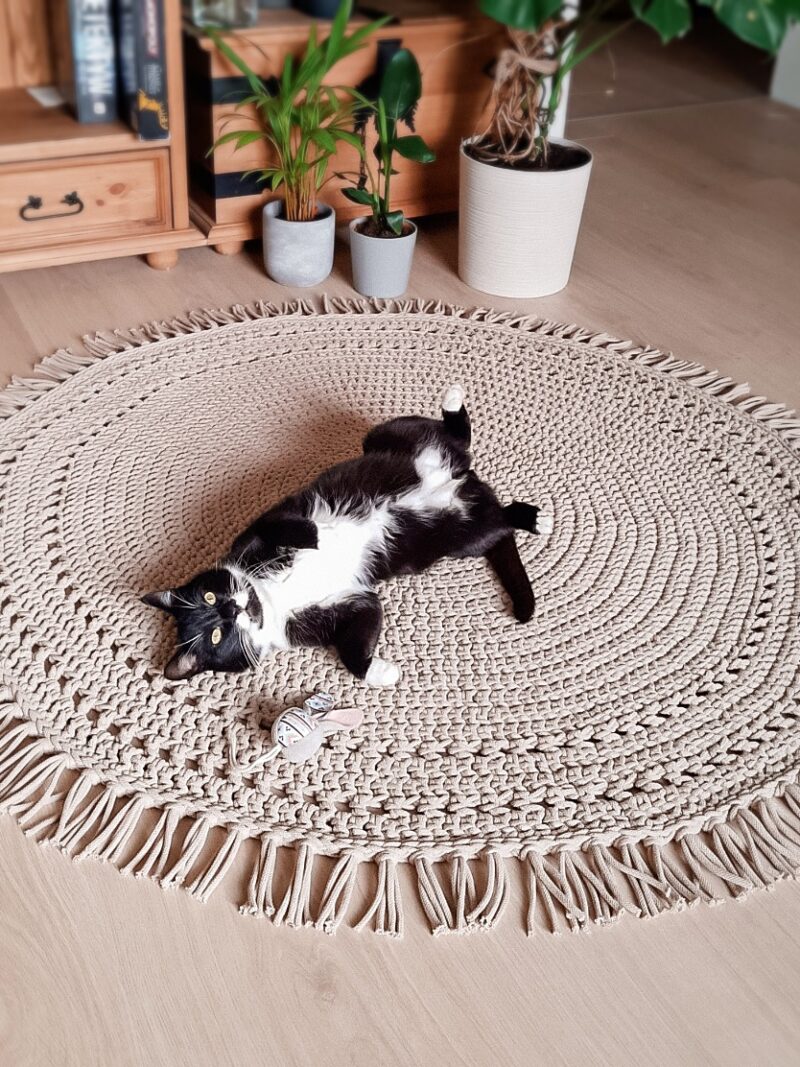 dywan beżowy w stylu boho z frędzlami robiony ręcznie na szydełku, okrągły dywan, dywan do prania
