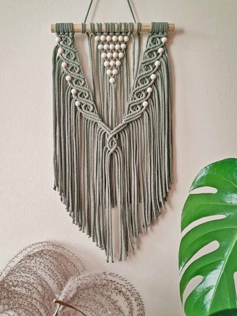 makrama na ścianę, delikatna makrama zielona, szałwiowa, makrama z koralikami, nieduża makrama, mała makrama, ozdoba na ścianę w stylu boho