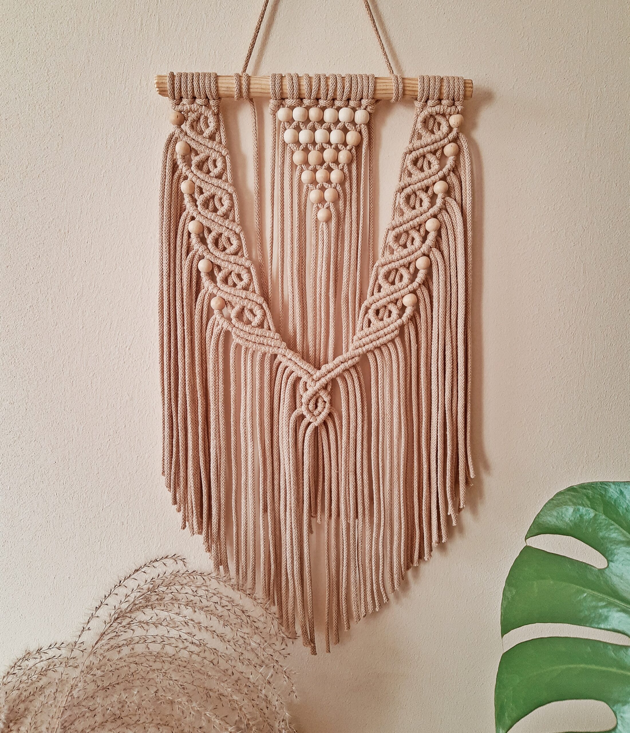 makrama na ścianę, delikatna makrama beżowa, makrama z koralikami, nieduża makrama, mała makrama, ozdoba na ścianę w stylu boho