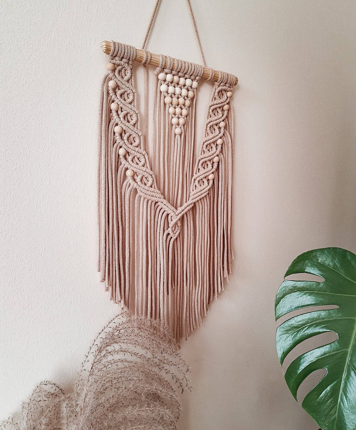 makrama na ścianę, delikatna makrama beżowa, makrama z koralikami, nieduża makrama, mała makrama, ozdoba na ścianę w stylu boho