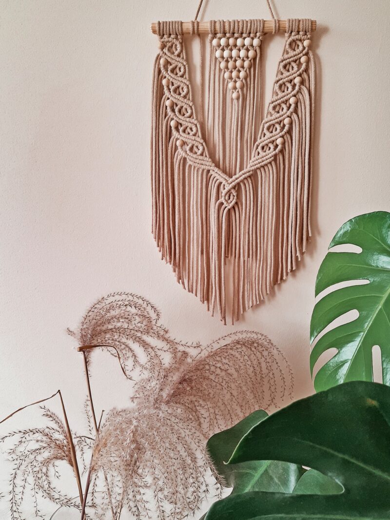 makrama na ścianę, delikatna makrama beżowa, makrama z koralikami, nieduża makrama, mała makrama, ozdoba na ścianę w stylu boho
