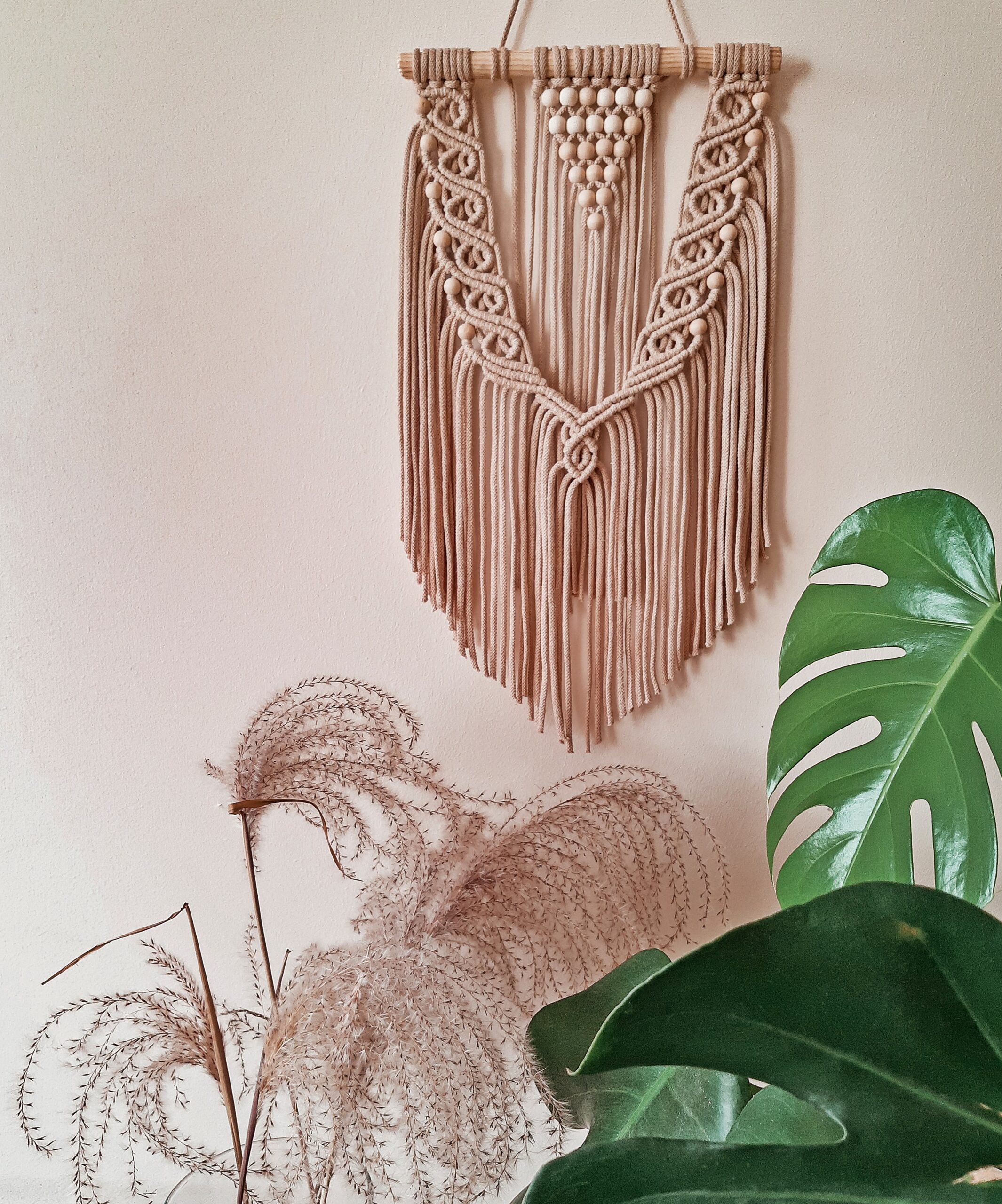 makrama na ścianę, delikatna makrama beżowa, makrama z koralikami, nieduża makrama, mała makrama, ozdoba na ścianę w stylu boho