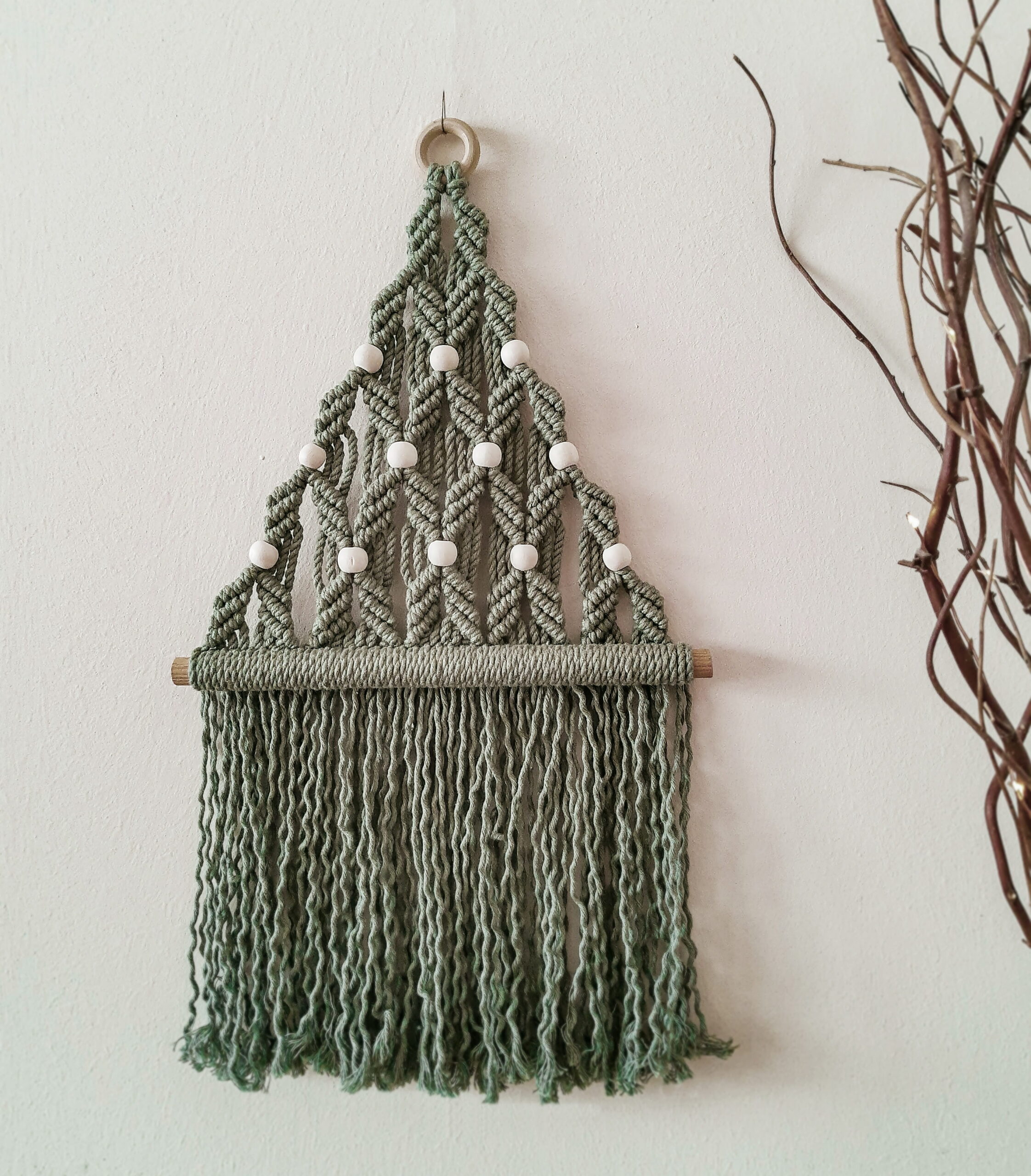 choinka makramowa, dekoracja świąteczna makrama, ozdoba na święta, choinka na ścianę, szałwiowa zielona choinka, jasnozielona choinka
