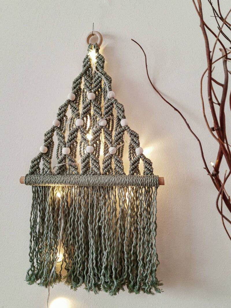 choinka makramowa, dekoracja świąteczna makrama, ozdoba na święta, choinka na ścianę, szałwiowa zielona choinka, jasnozielona choinka