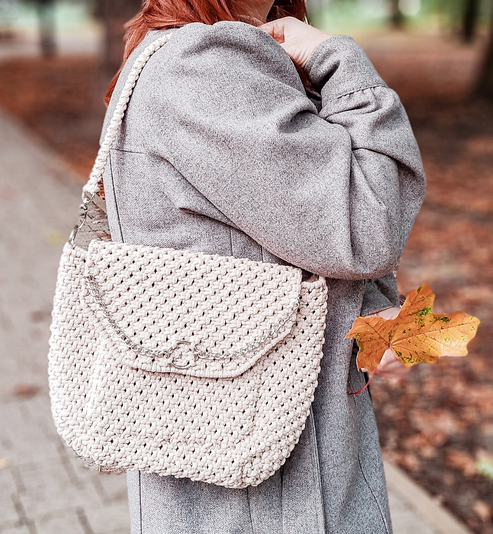 Torebka listonoszka z makramy, torebka na lato i jesień, torebka ze sznurka w stylu boho z klapką, beżowa, torebka z piękną podszewką, pomysł na prezent
