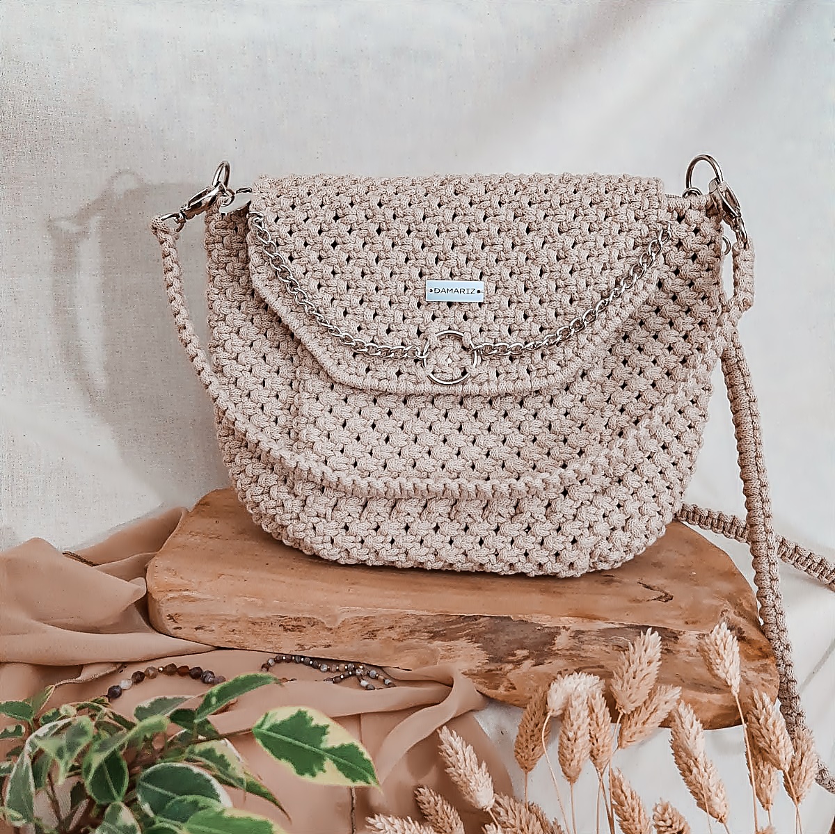 Torebka listonoszka z makramy, torebka na lato i jesień, torebka ze sznurka w stylu boho z klapką, beżowa, torebka z piękną podszewką, pomysł na prezent