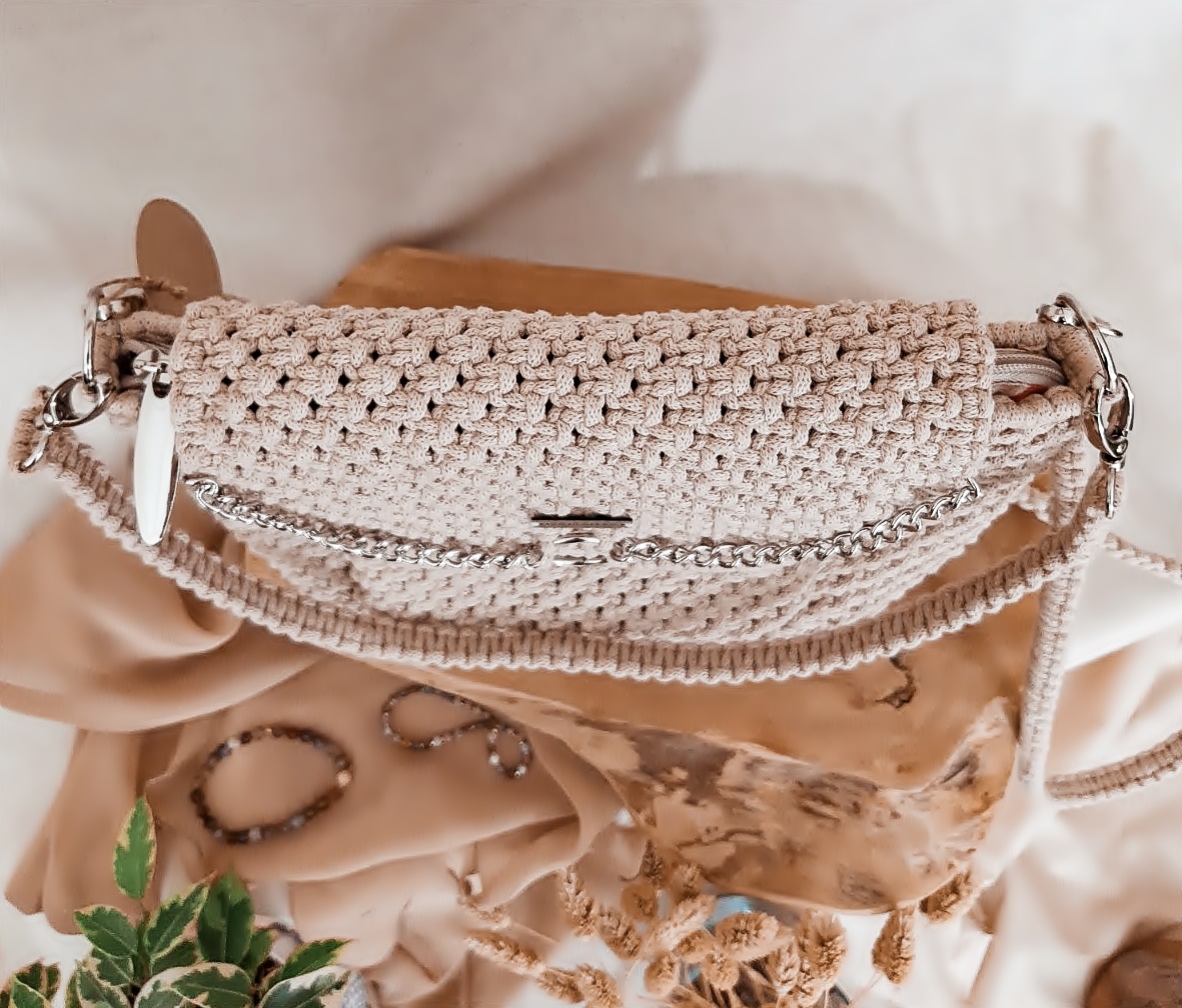 Torebka listonoszka z makramy, torebka na lato i jesień, torebka ze sznurka w stylu boho z klapką, beżowa, torebka z piękną podszewką, pomysł na prezent