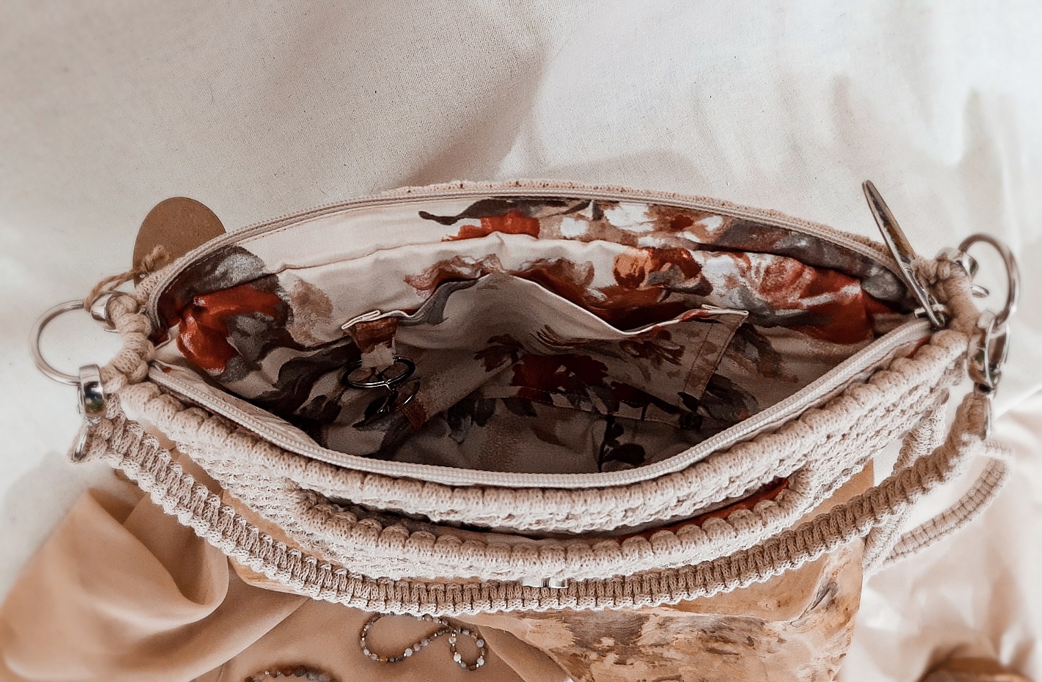 Torebka listonoszka z makramy, torebka na lato i jesień, torebka ze sznurka w stylu boho z klapką, beżowa, torebka z piękną podszewką, pomysł na prezent