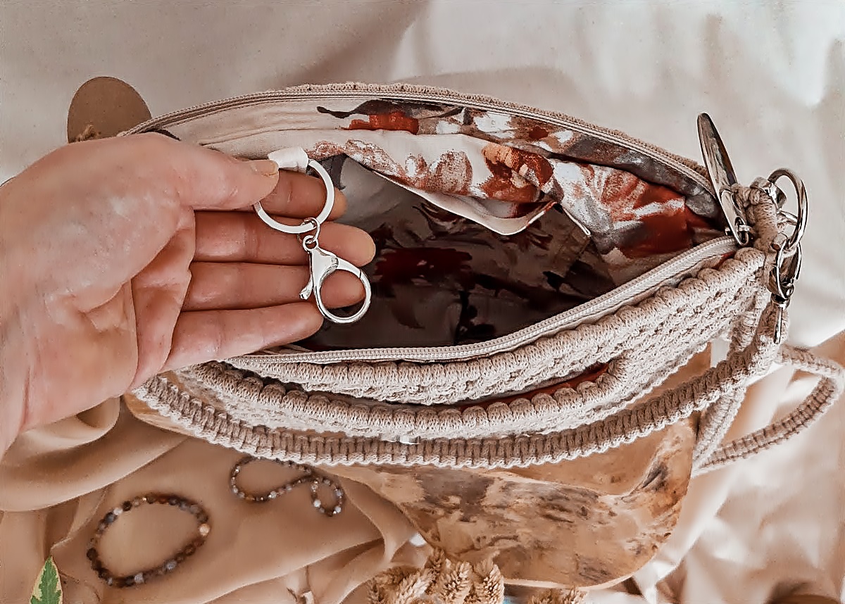 Torebka listonoszka z makramy, torebka na lato i jesień, torebka ze sznurka w stylu boho z klapką, beżowa, torebka z piękną podszewką, pomysł na prezent