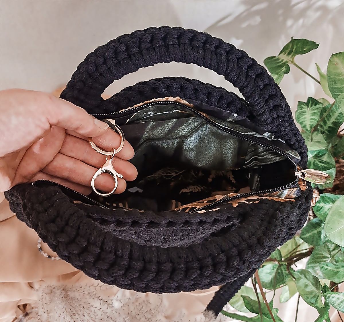 Okrągła torebka do ręki i przez ramię ze sznurka, czarna, na lato, na wiosnę, z ekspresem, prezent na święta