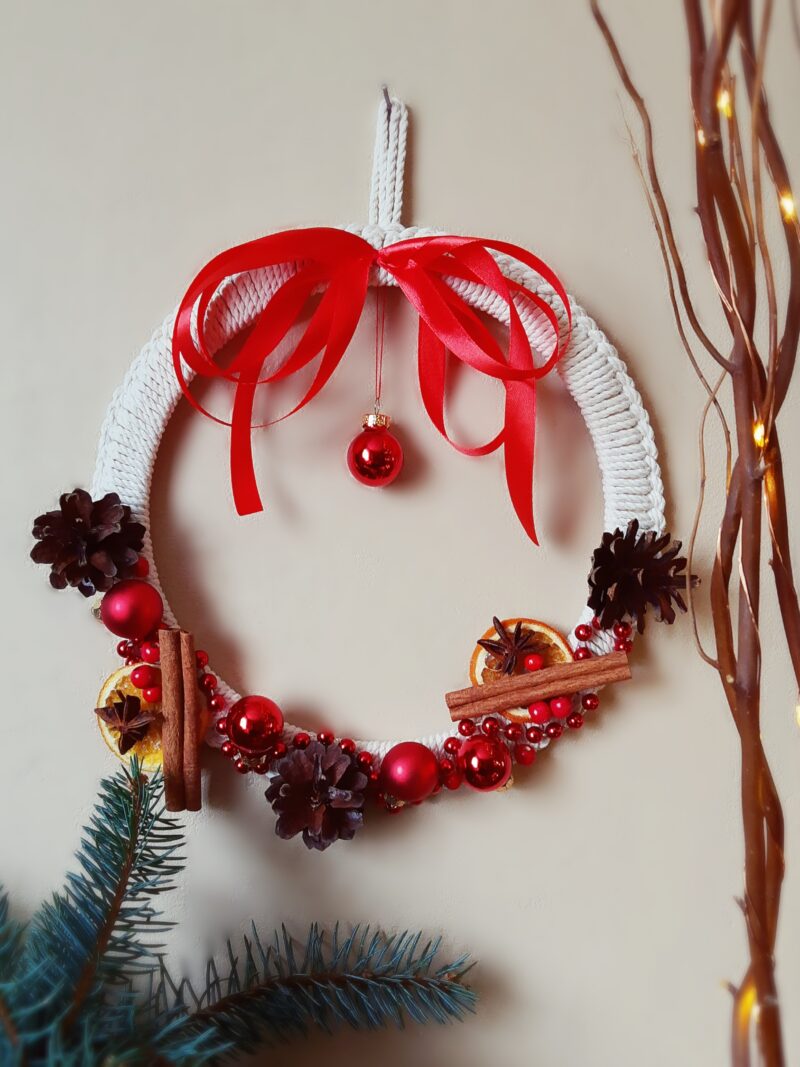 Delikatny wianek świąteczny - czerwony