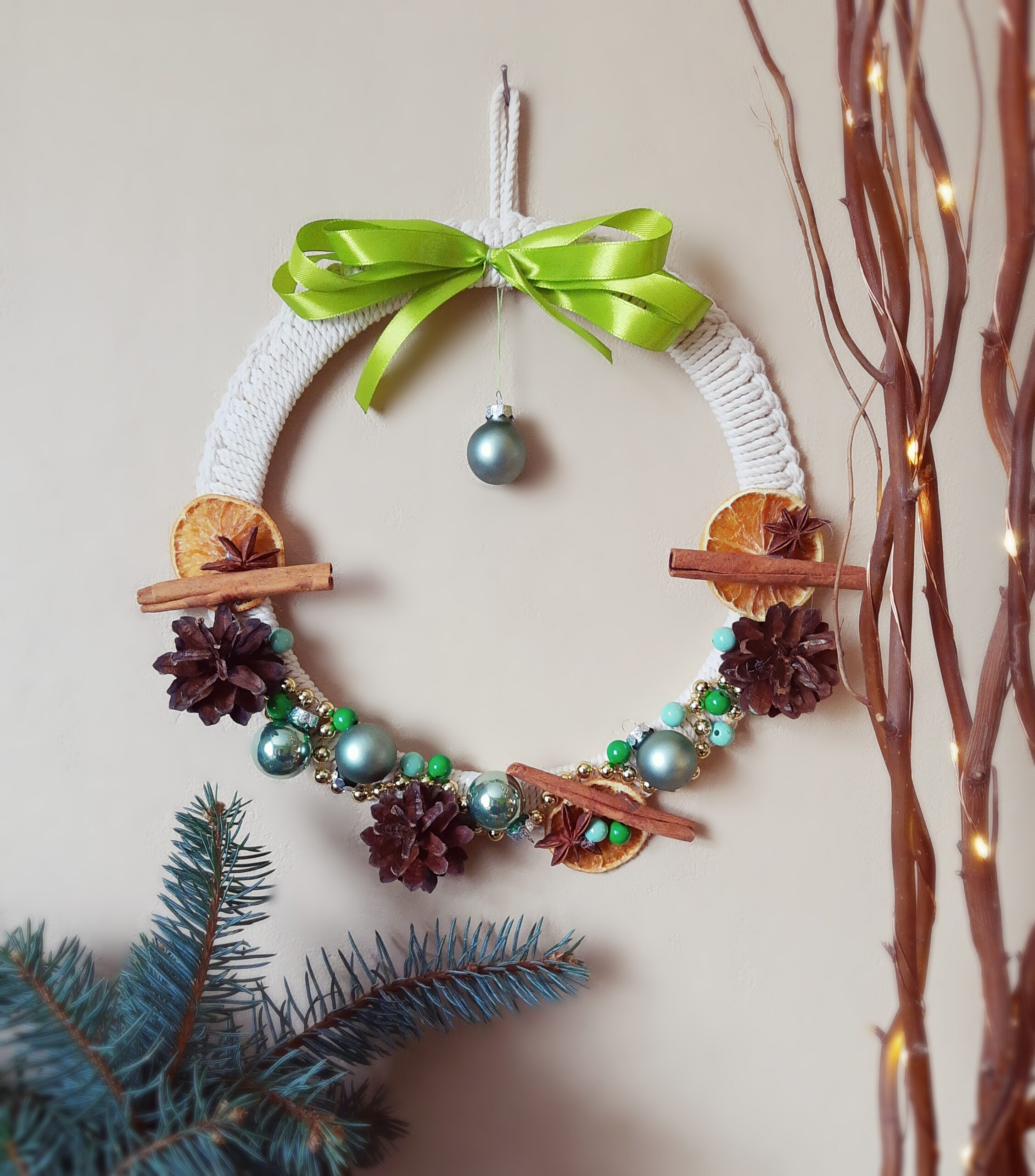 Delikatny wianek świąteczny - zielony