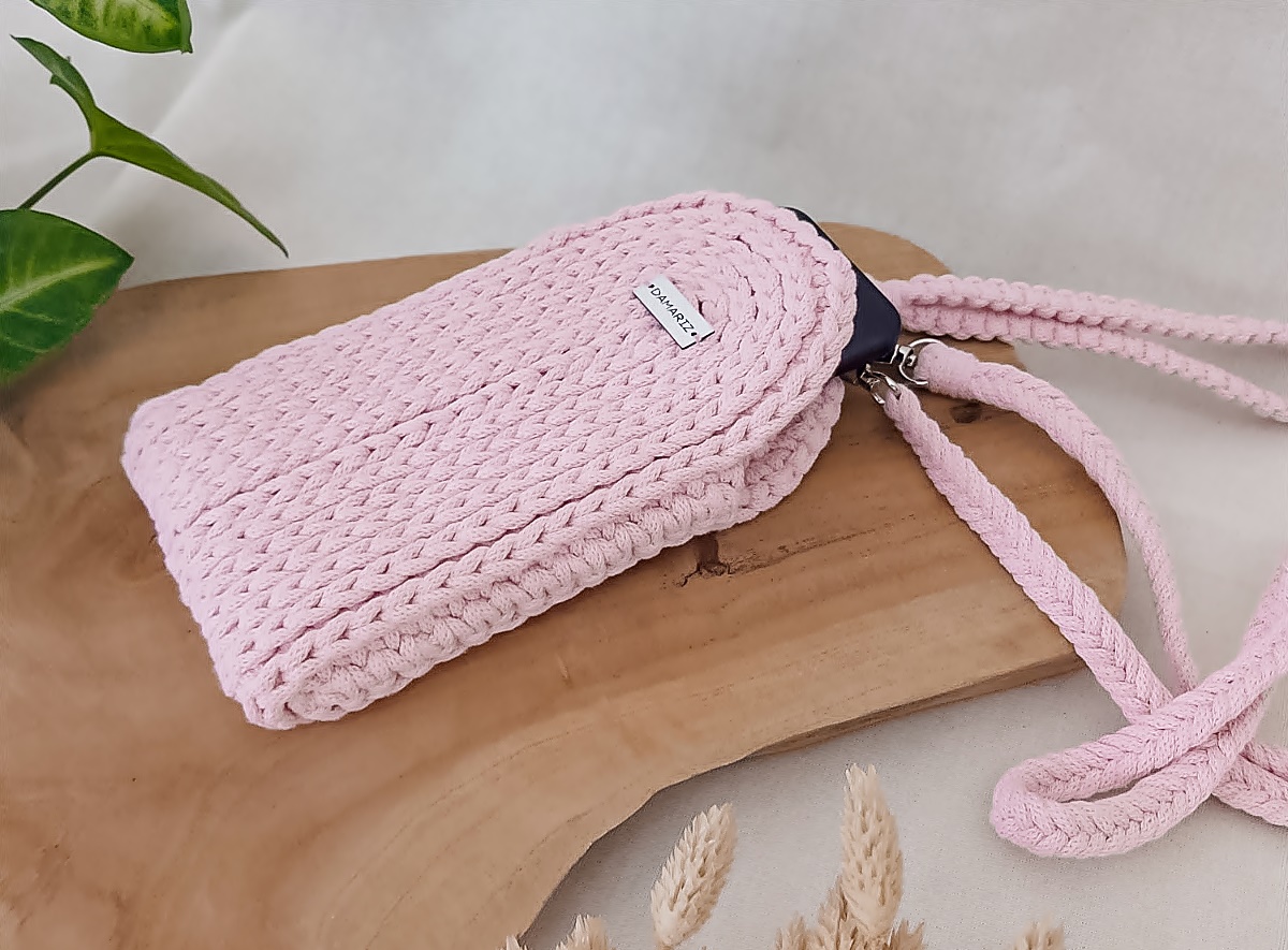 case na telefon jasny róż, jasnoróżowa torebka na telefon, torebka saszetka, prezent dla niej, prezent dla mamy