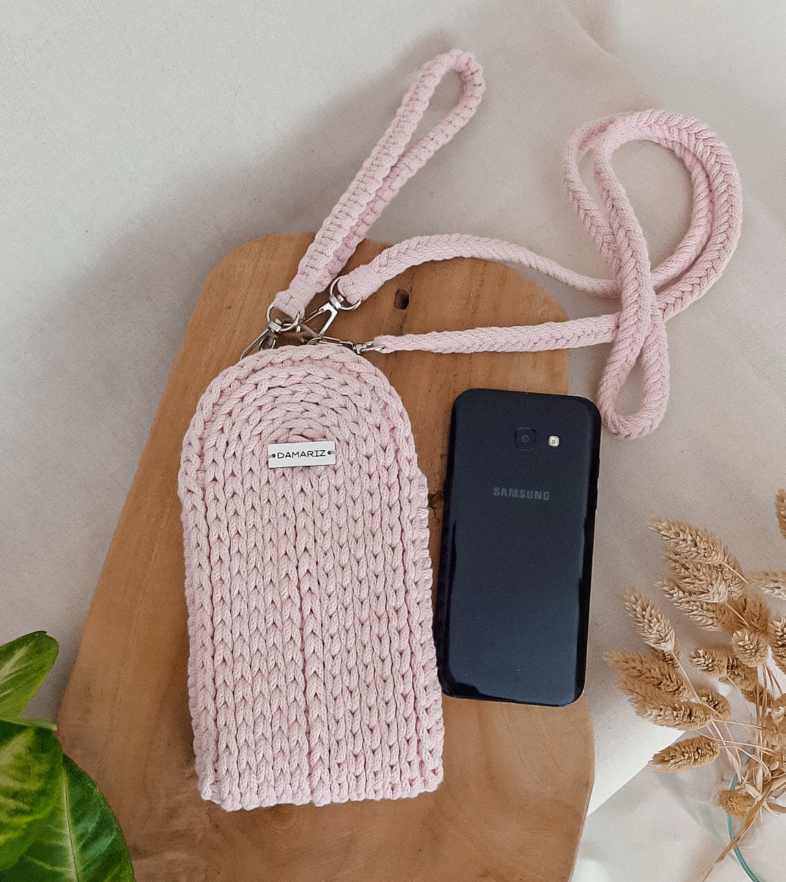 case na telefon jasny róż, jasnoróżowa torebka na telefon, torebka saszetka, prezent dla niej, prezent dla mamy