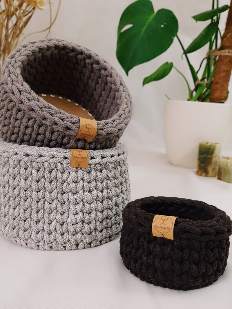 zestaw koszyczków brązowych, kawowych, trzy koszyczki, koszyk do przechowywania, kawowe dekoracje, koszyki do dekoracji