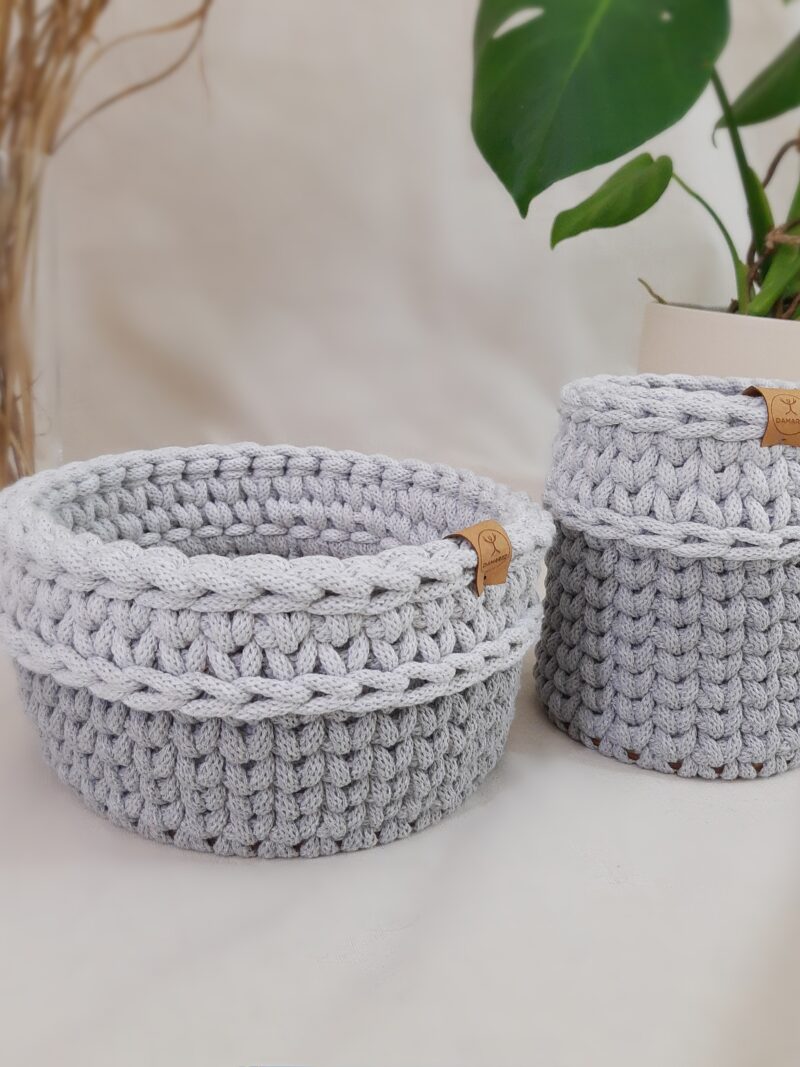 koszyczki szare ze sznurka, zestaw dwóch koszyczków, koszyki do przechowywania w stylu skandynawskim, dwukolorowe koszyczki