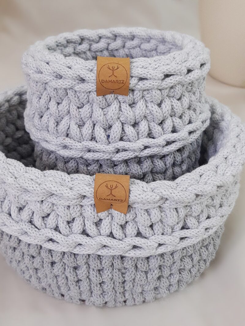 koszyczki szare ze sznurka, zestaw dwóch koszyczków, koszyki do przechowywania w stylu skandynawskim, dwukolorowe koszyczki