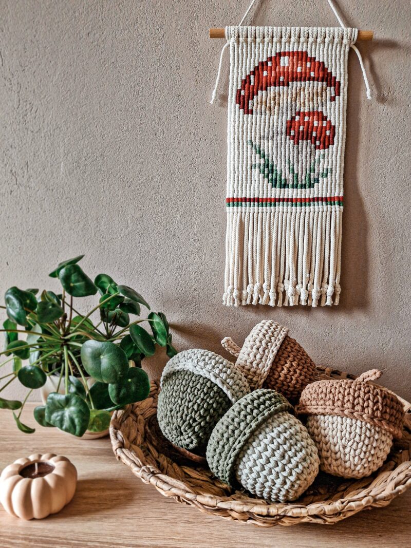 Dekoracja jesienna, makrama na ścianę Muchomory - makatka