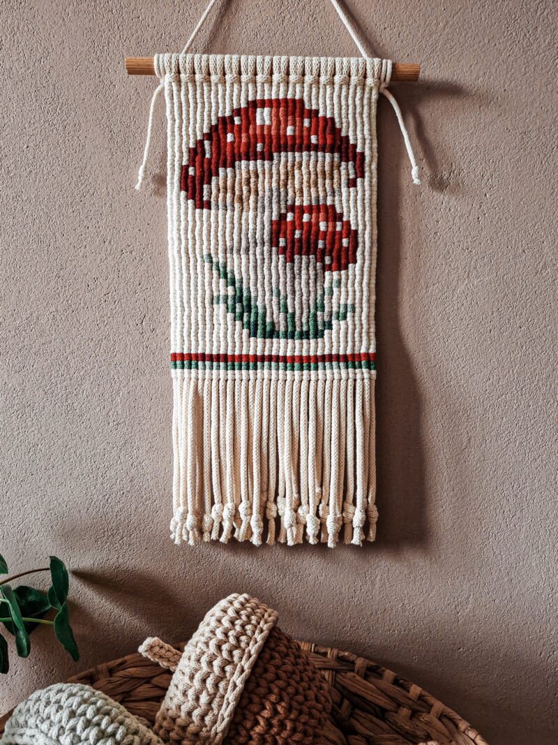 makrama obrazek, grzybki, jesienne dodatki, muchomory jesienna dekoracja, muchomorki, makrama na ścianę do pokoju dziecięcego, jesienna dekoracja na ścianę, makatka, makrama obrazek, grzybki