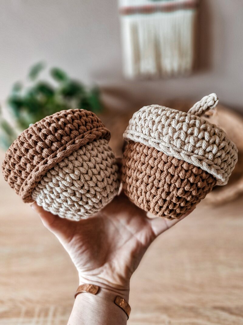 zestaw koszyczków, żołędzie, jesienna dekoracja do pokoju dziecka, koszyczki dekoracyjne z przykryciem, bęzowe koszyczki, karmelowe koszyczki