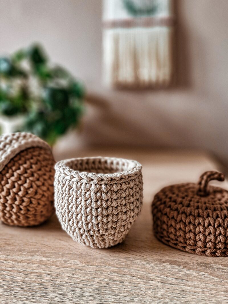 zestaw koszyczków, żołędzie, jesienna dekoracja do pokoju dziecka, koszyczki dekoracyjne z przykryciem, bęzowe koszyczki, karmelowe koszyczki