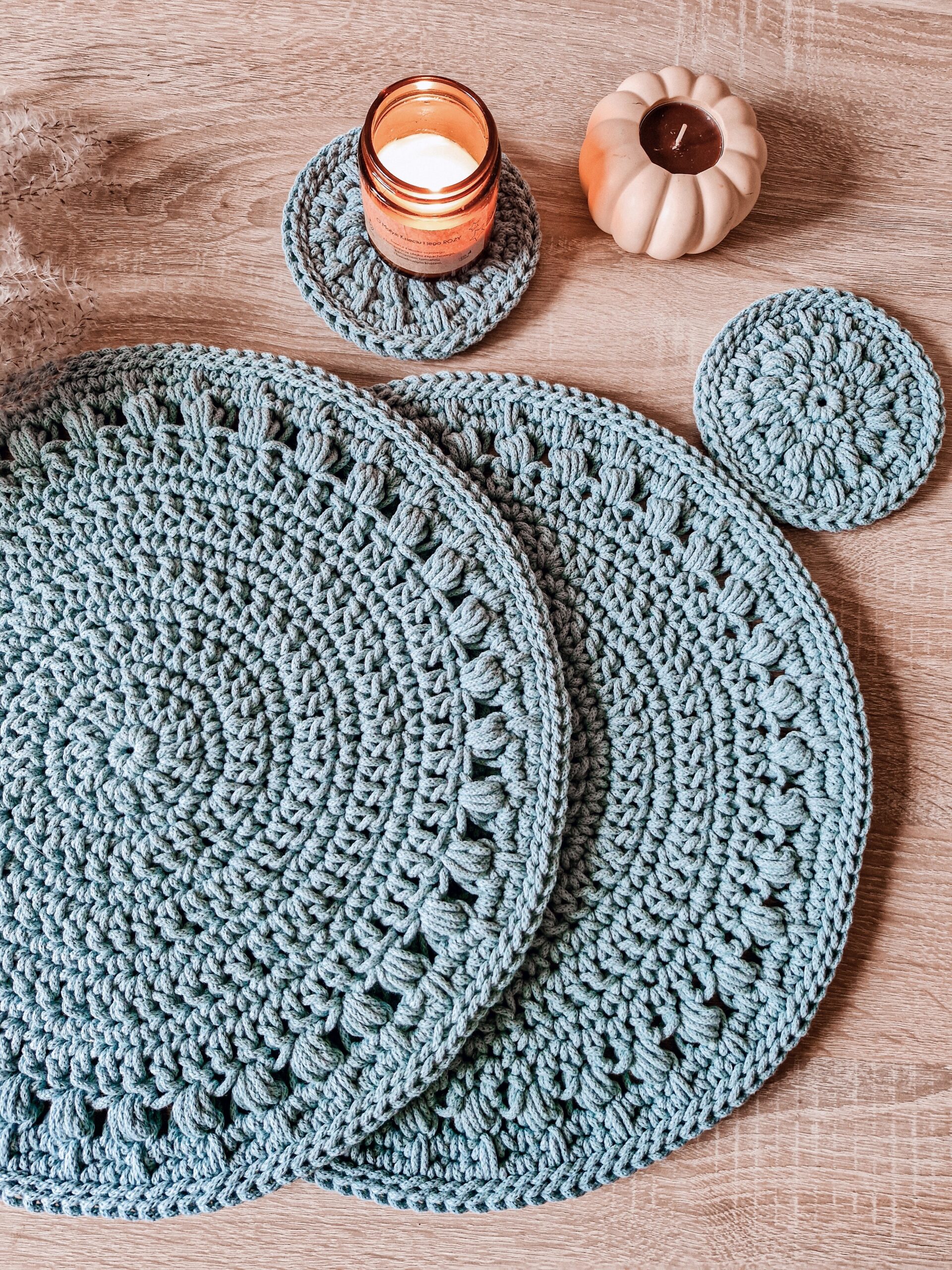 podkładki na stół, zestaw podkładek pod talerze i kubki, dodatki na stół, błękitne podkładki, miętowe podkładki, zestaw na prezent, bawełniane podkładki