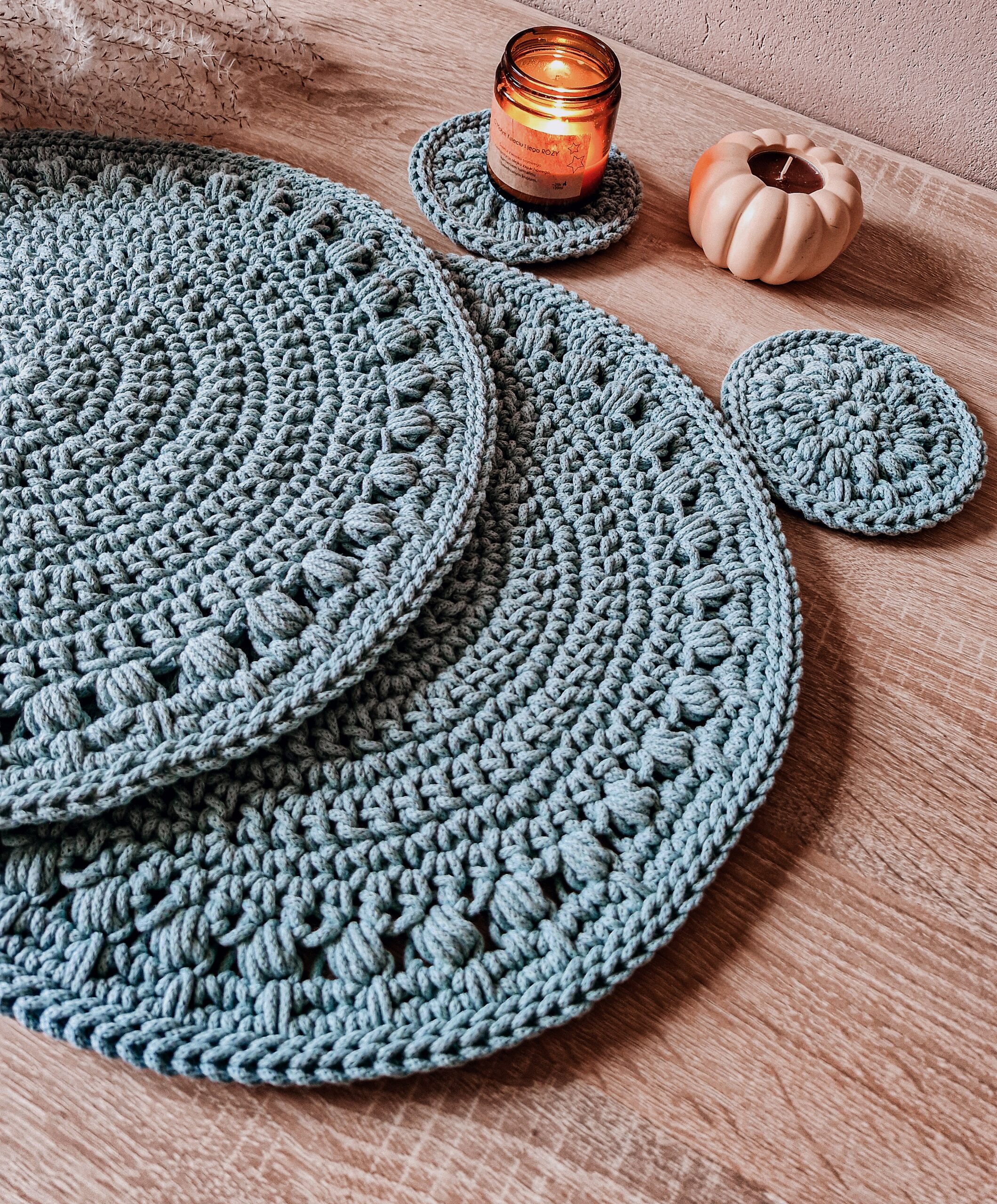 zestaw prezentowy, dodatki do wnętrza, podkładki na stół, skandynawskie dodatki do wnętrz, błękitne podkładki na stół, zestaw na prezent