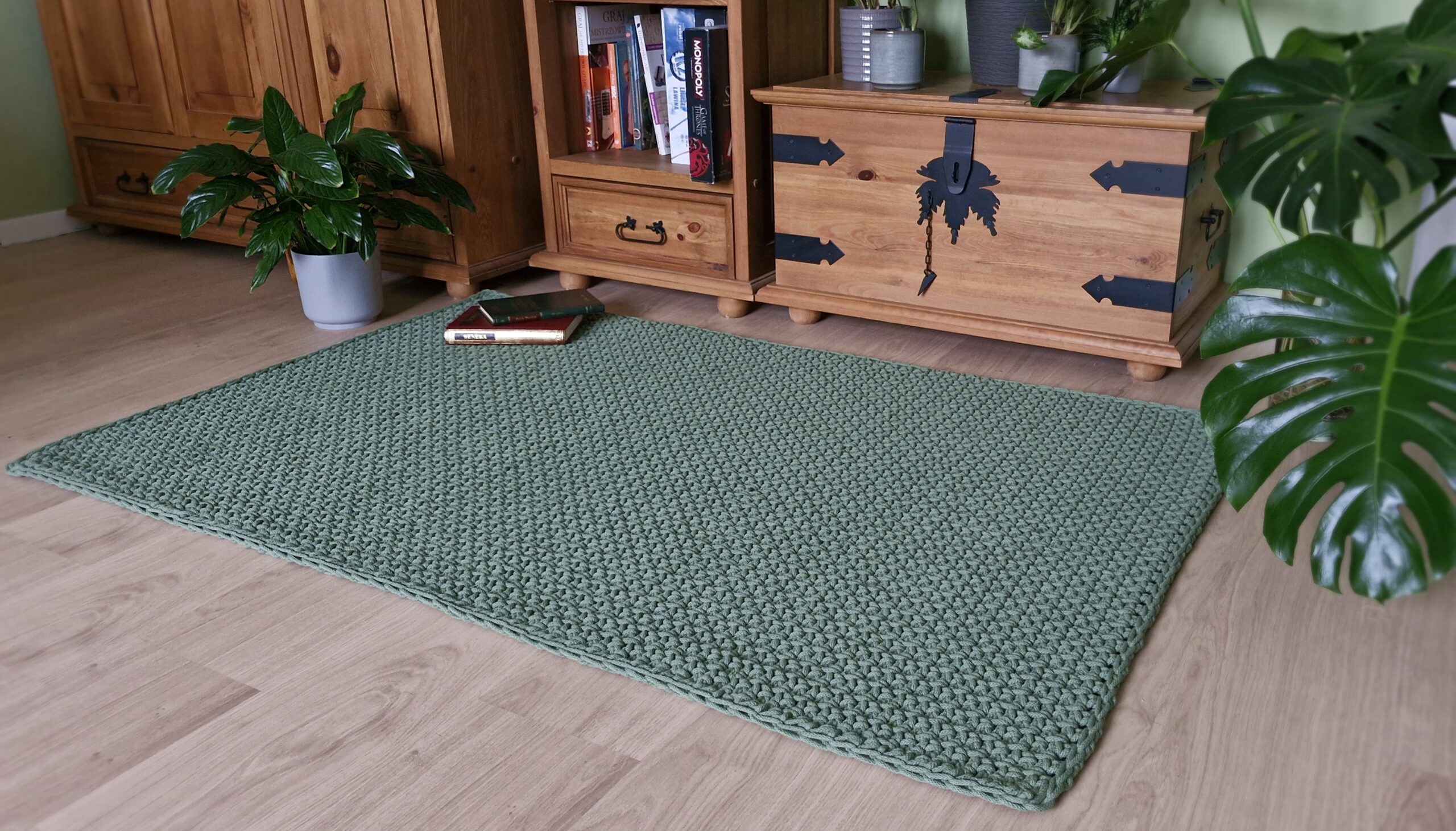 dywan w stylu skandynawskim, boho szałwiowa zieleń, prosty dywan chodnik prostokątny