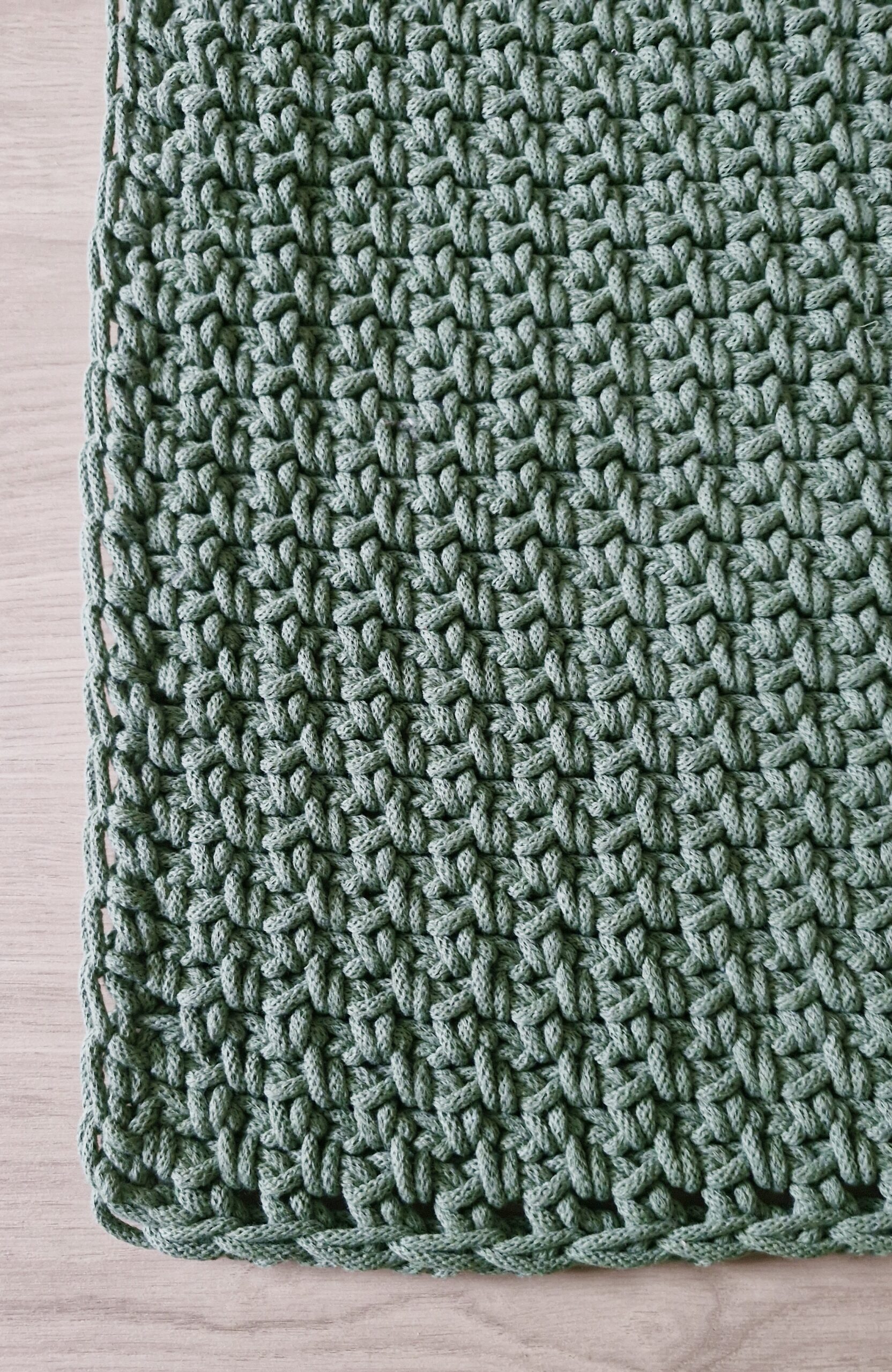 dywan w stylu skandynawskim, boho szałwiowa zieleń, prosty dywan chodnik prostokątny