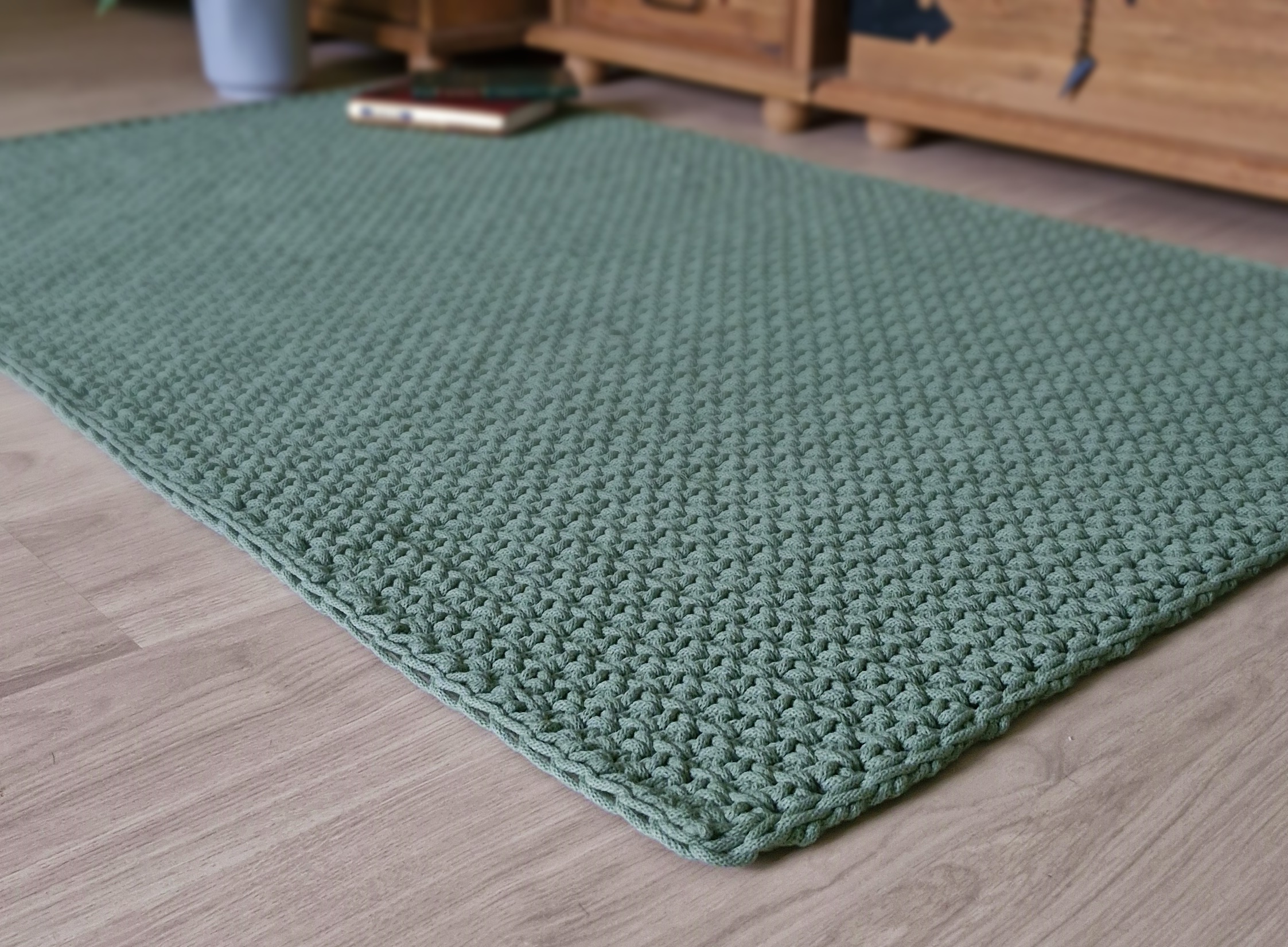 dywan w stylu skandynawskim, boho szałwiowa zieleń, prosty dywan chodnik prostokątny