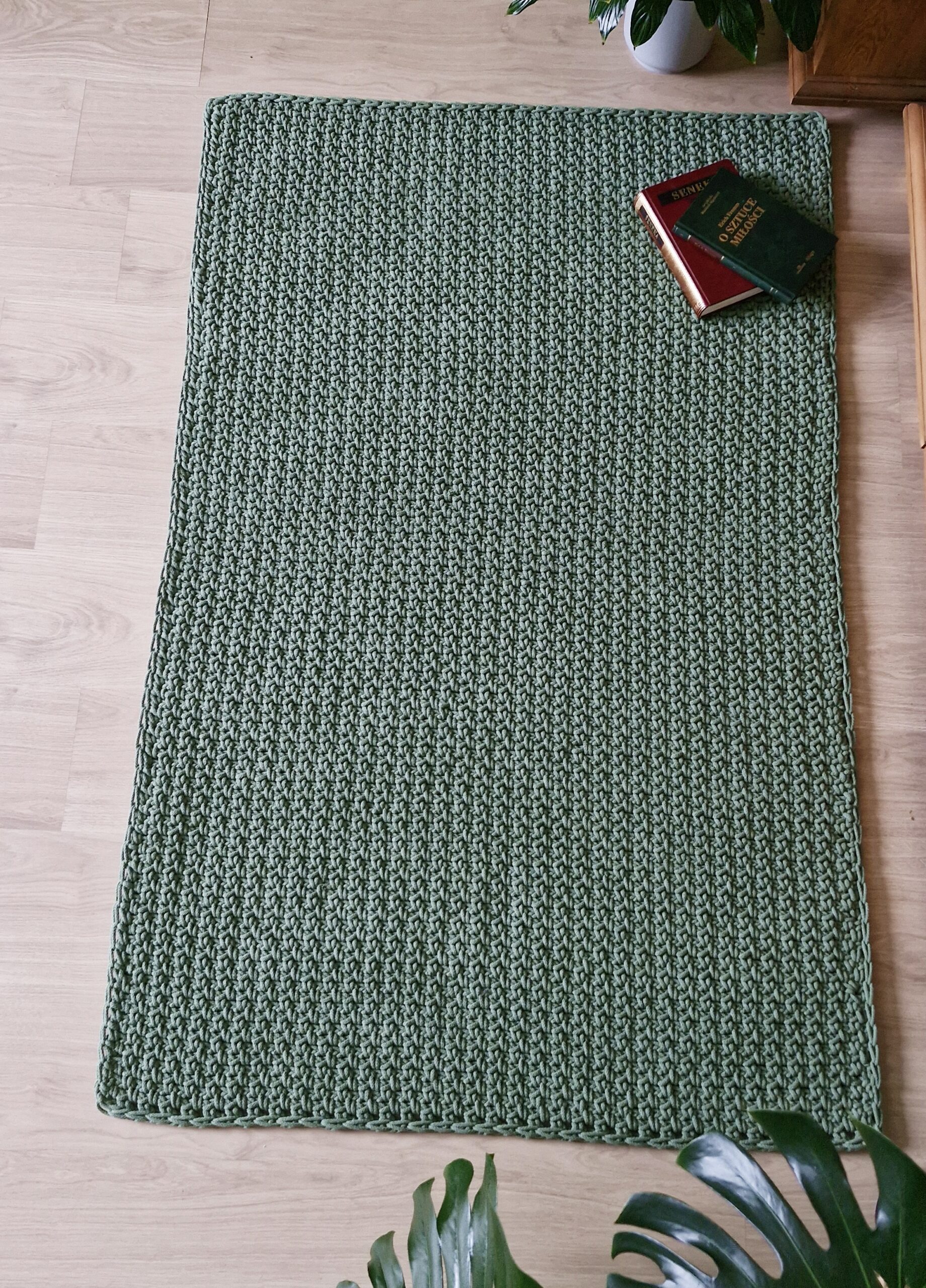 dywan w stylu skandynawskim, boho szałwiowa zieleń, prosty dywan chodnik prostokątny