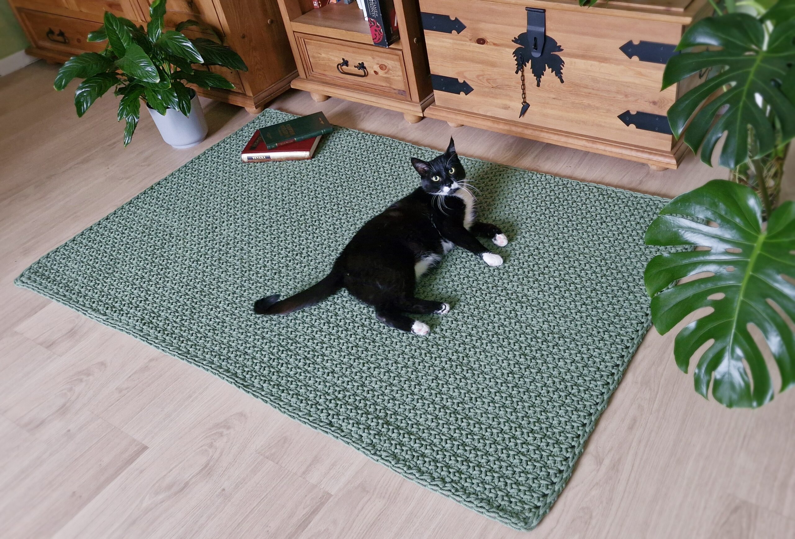 dywan w stylu skandynawskim, boho szałwiowa zieleń, prosty dywan chodnik prostokątny