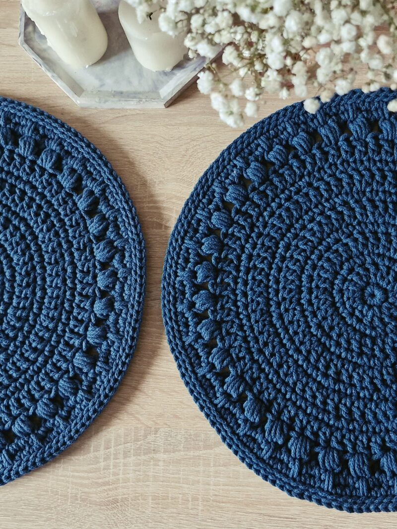 zestaw podkładek na stół pod talerze, ciemno-niebieskie, granatowe podkładki na stół, dodatki do jadalni petrolowe