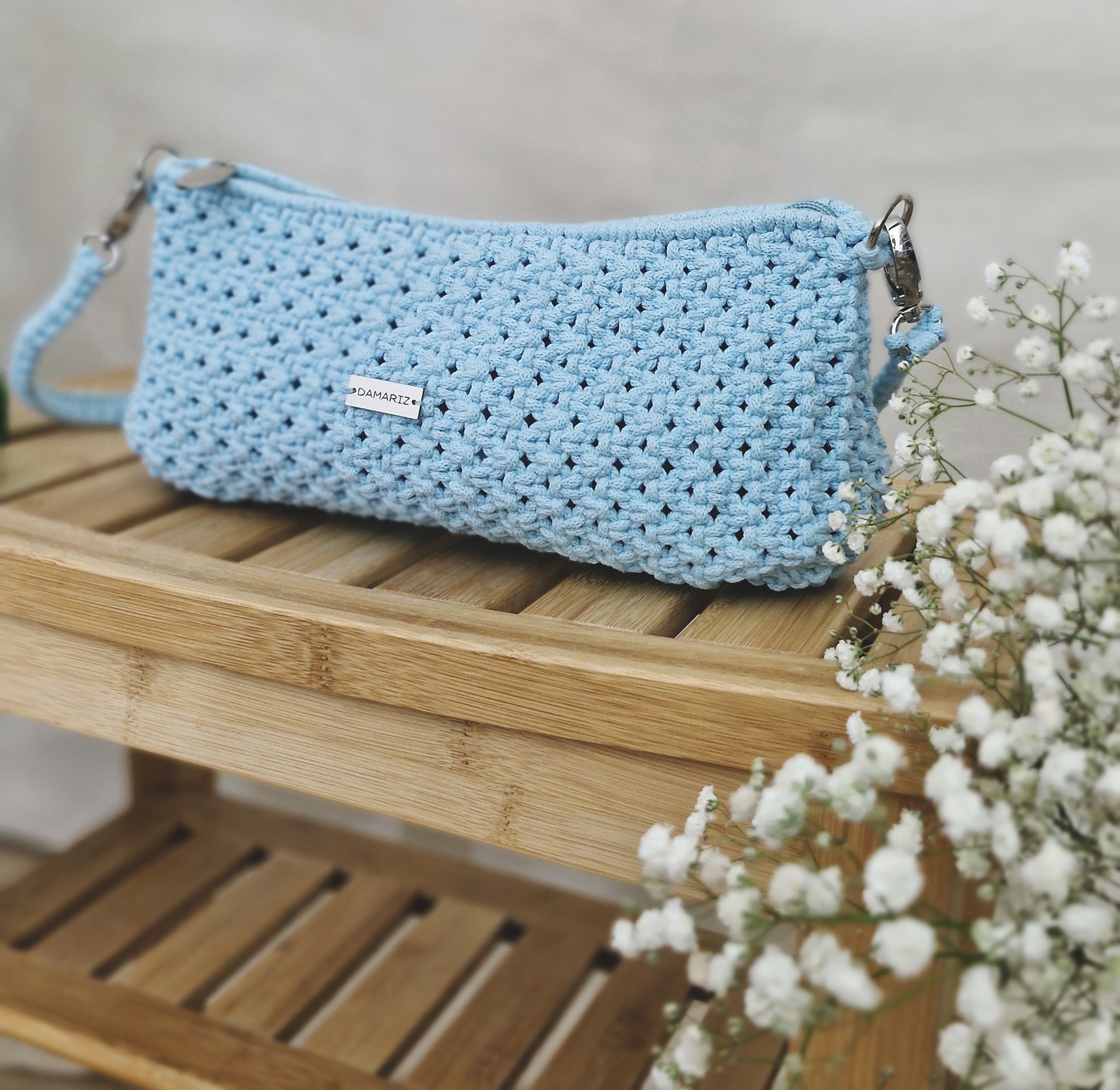 torebka bagietka, niska przedłużona torebka pleciona ze sznurka, moda slow, modna torebka na wiosnę, miętowa torebka, torebka makrama, błękitna torebka