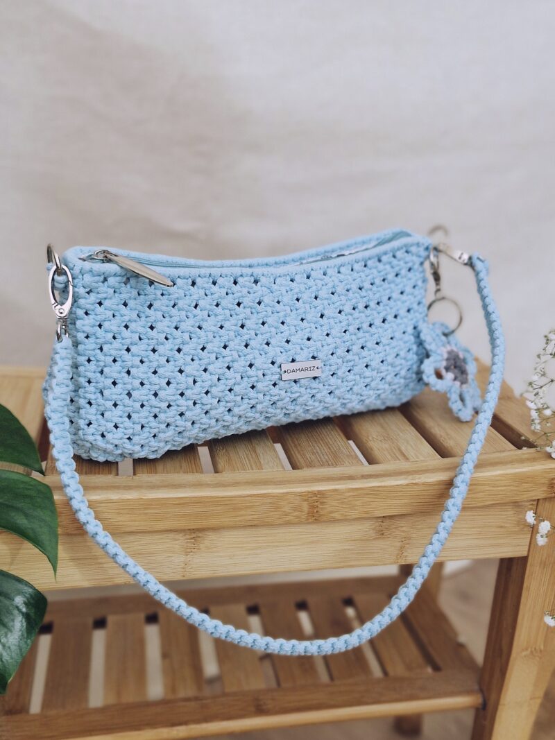 torebka bagietka, niska przedłużona torebka pleciona ze sznurka, moda slow, modna torebka na wiosnę, miętowa torebka, torebka makrama, błękitna torebka