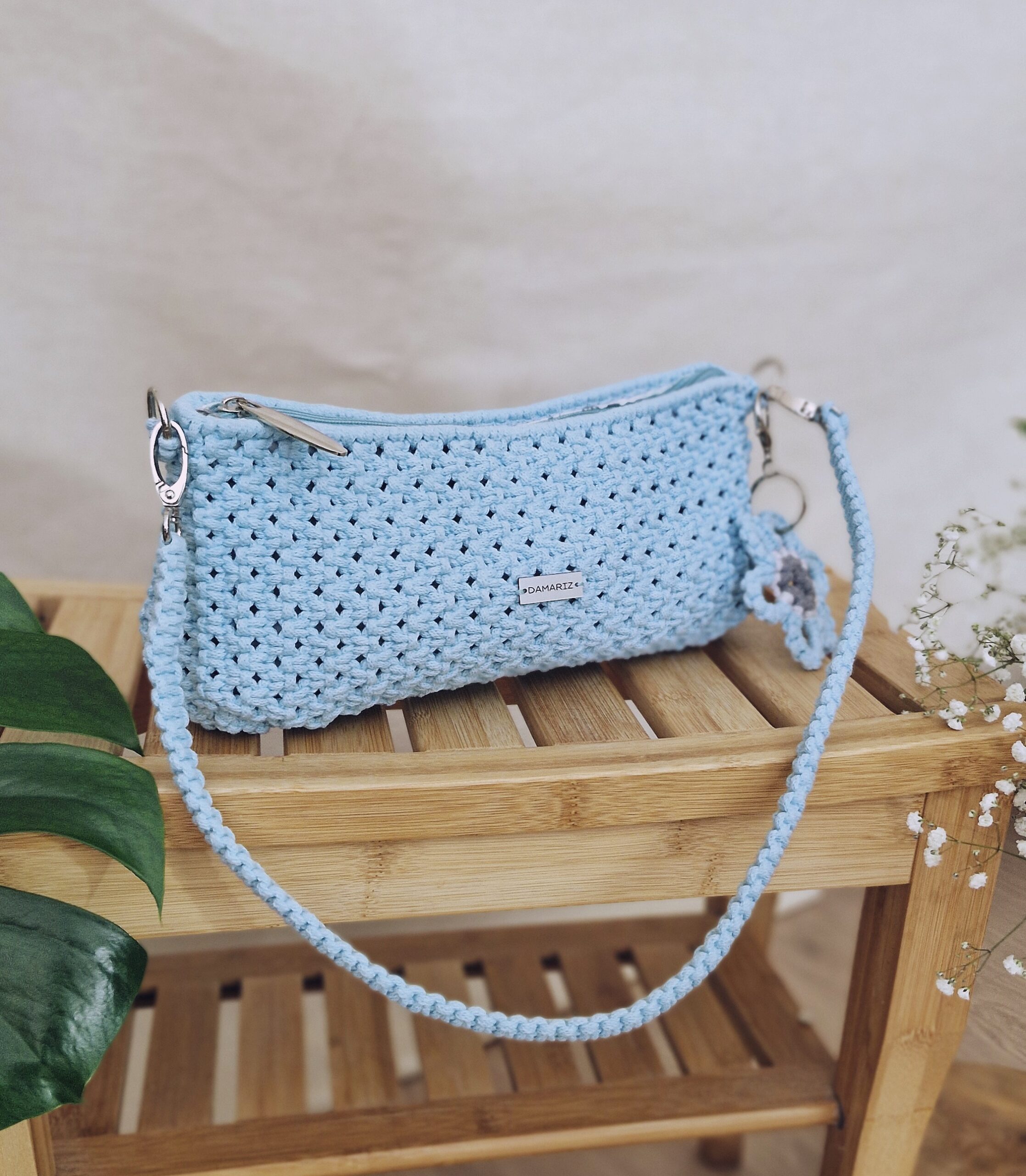 torebka bagietka, niska przedłużona torebka pleciona ze sznurka, moda slow, modna torebka na wiosnę, miętowa torebka, torebka makrama, błękitna torebka