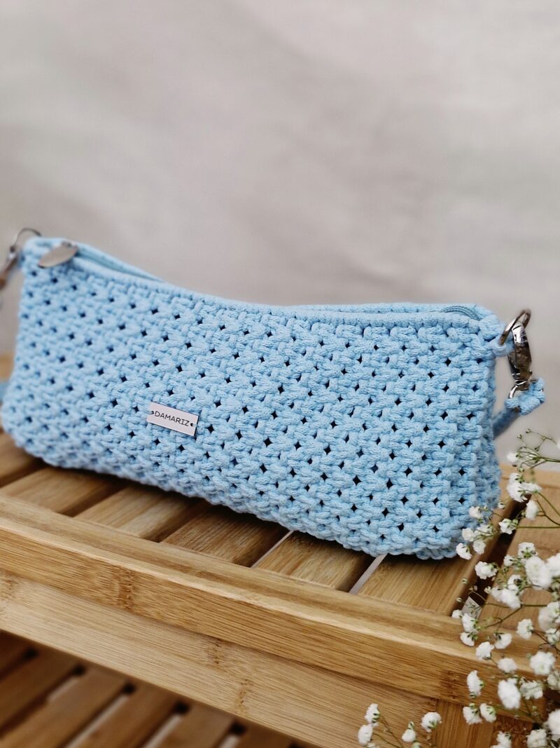 torebka ze sznurka na wiosnę miętowa, błękitna torebka, modna torebka bagietka torebka bagietka, niska przedłużona torebka pleciona ze sznurka, moda slow, modna torebka na wiosnę, miętowa torebka, torebka makrama, błękitna torebka