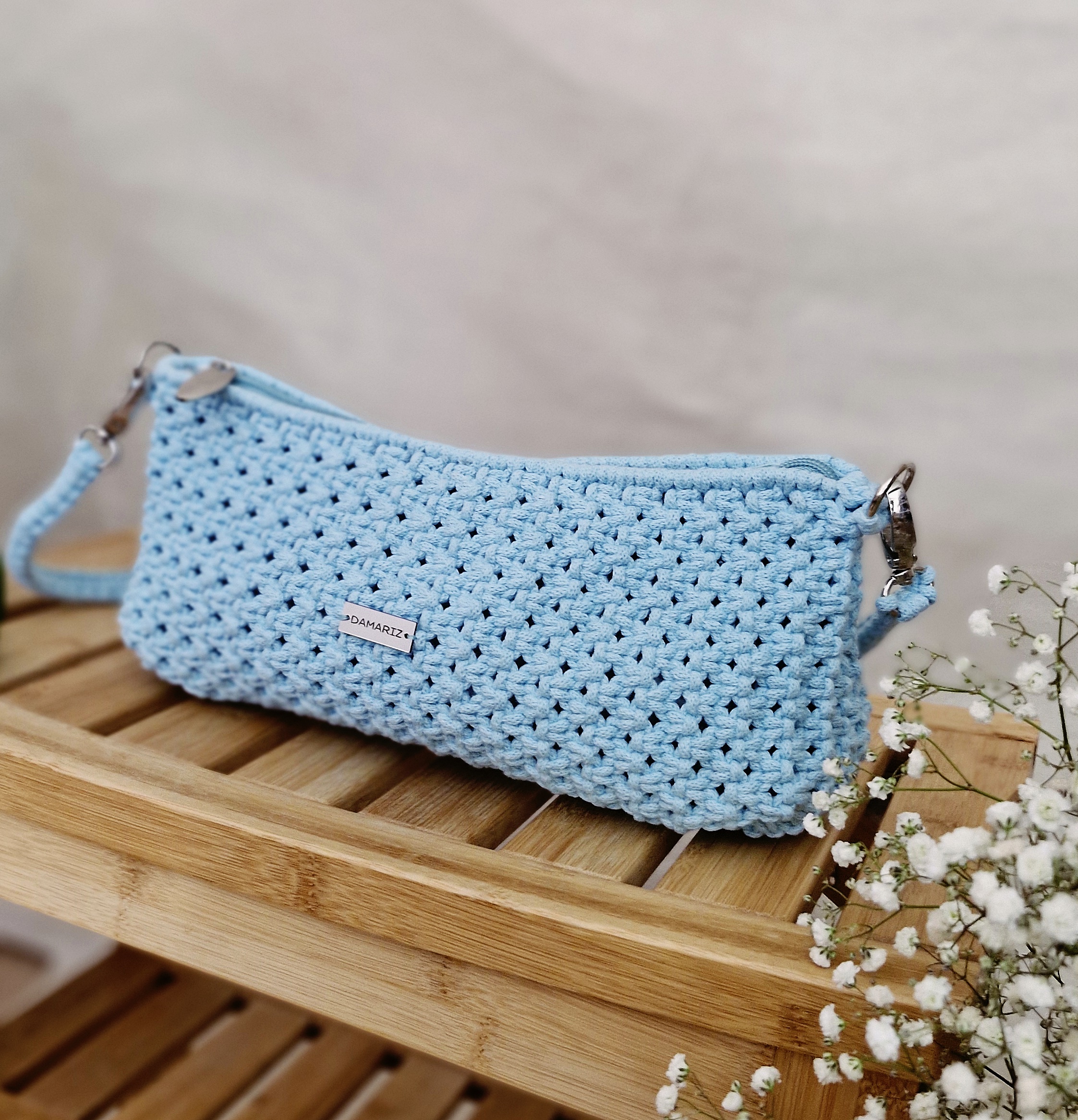 torebka bagietka, niska przedłużona torebka pleciona ze sznurka, moda slow, modna torebka na wiosnę, miętowa torebka, torebka makrama, błękitna torebka