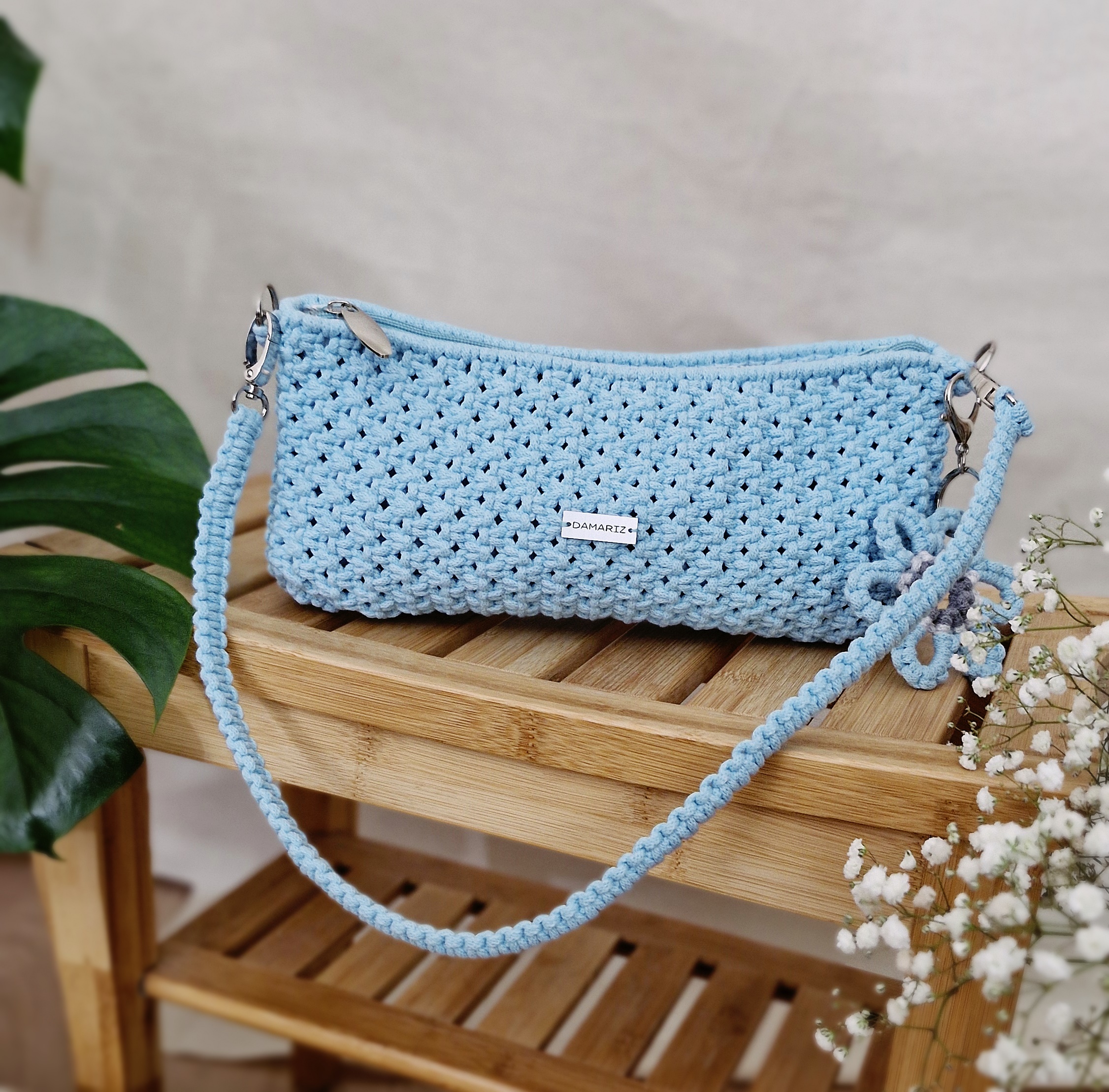 torebka bagietka, niska przedłużona torebka pleciona ze sznurka, moda slow, modna torebka na wiosnę, miętowa torebka, torebka makrama, błękitna torebka