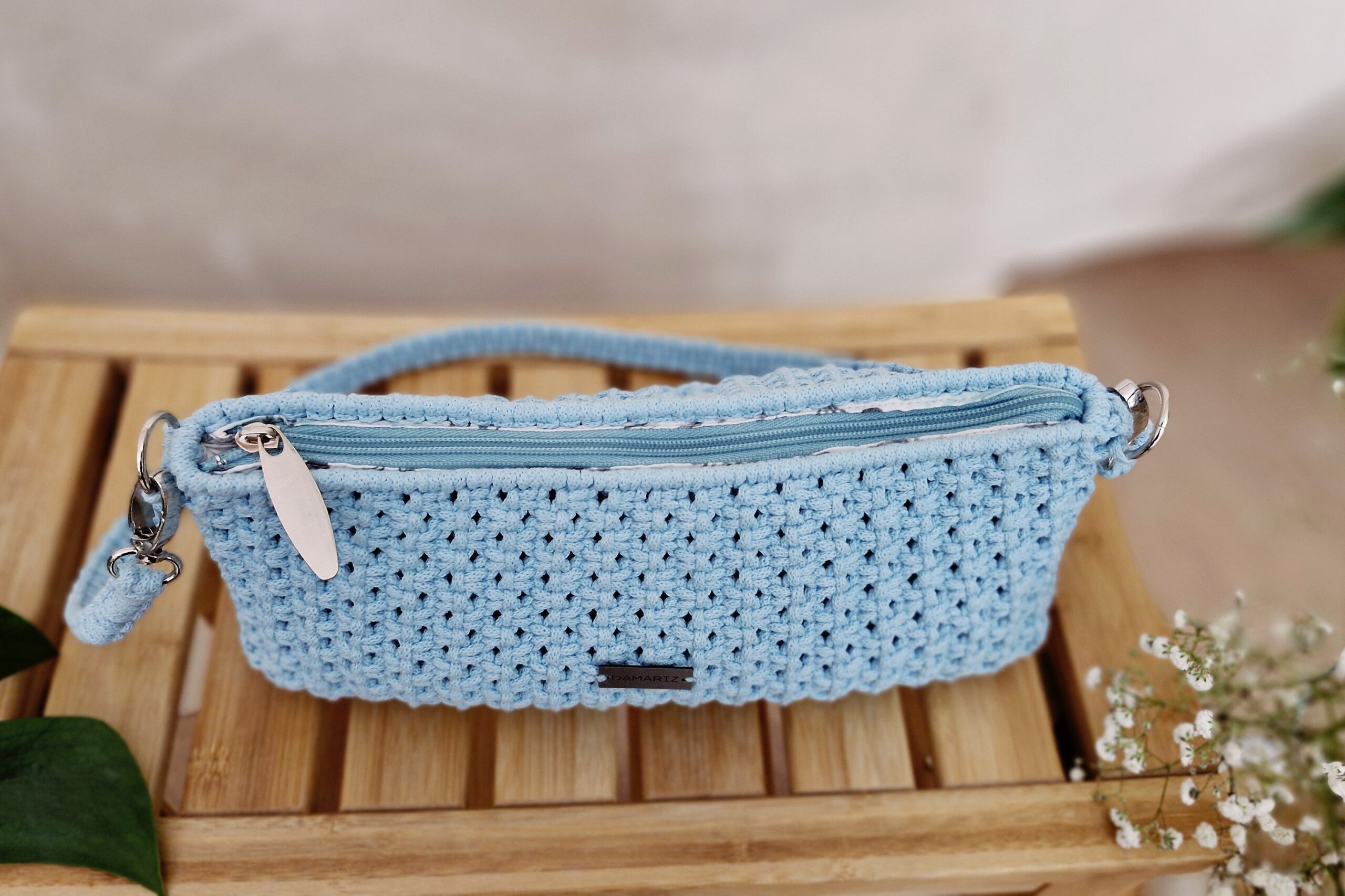 torebka bagietka, niska przedłużona torebka pleciona ze sznurka, moda slow, modna torebka na wiosnę, miętowa torebka, torebka makrama, błękitna torebka