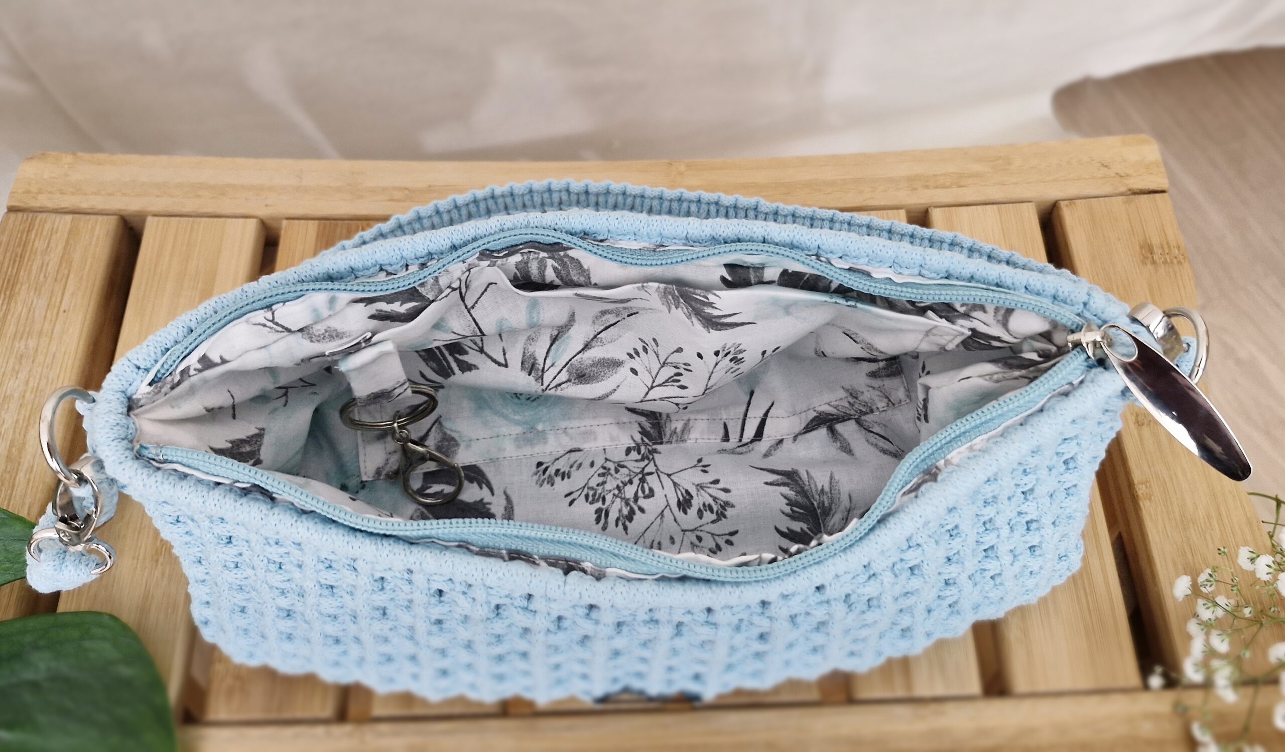 torebka bagietka, niska przedłużona torebka pleciona ze sznurka, moda slow, modna torebka na wiosnę, miętowa torebka, torebka makrama, błękitna torebka