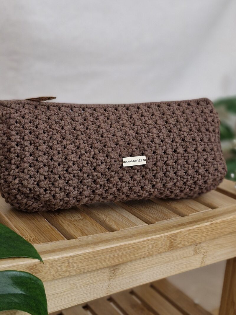 torebka bagietka, niska przedłużona torebka pleciona ze sznurka, moda slow, modna torebka na wiosnę, kawowa torebka, brązowa torebka makrama