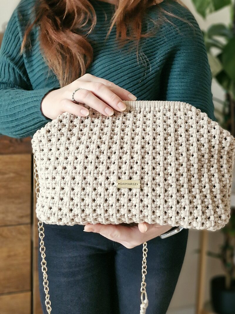 torebka złota na ramię z łańcuszkiem, beżowa torebka, elegancka torebka na klips, prezent dla niej