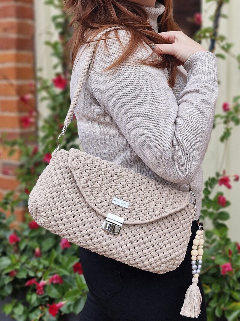 beżowa torebka listonoszka bagietka z klapką, torebka na prezent dla niej, modna torebka na jesień