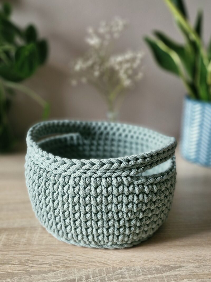 koszyk z uszami szałwia, zielony koszyczek ze sznurka robiony ręcznie na szydełku, rękodzieło koszyk, koszyczek ze sznurka bawełnianego z uszami, zielony koszyczek na szydełku, dodatki do domu w stylu skandynawskim